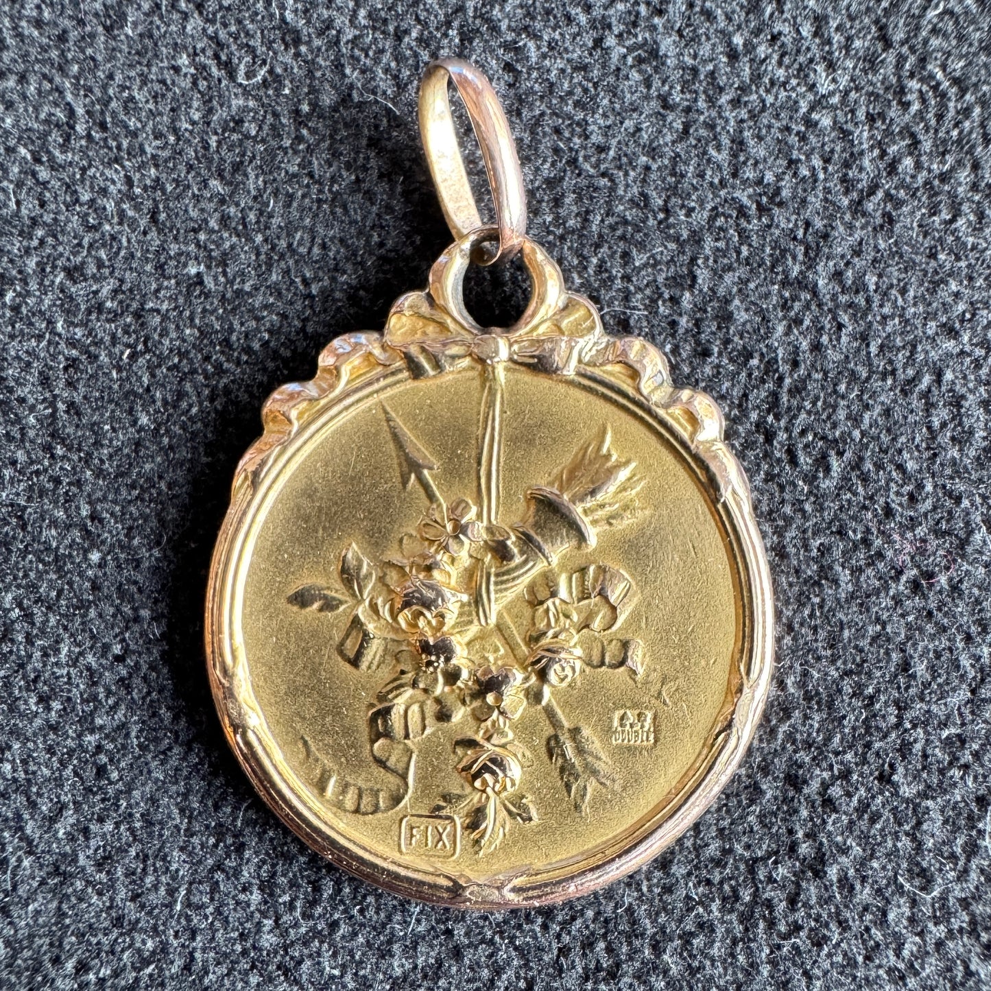 Pendentif ancien en plaqué or FIX - « décor panier fleuri »