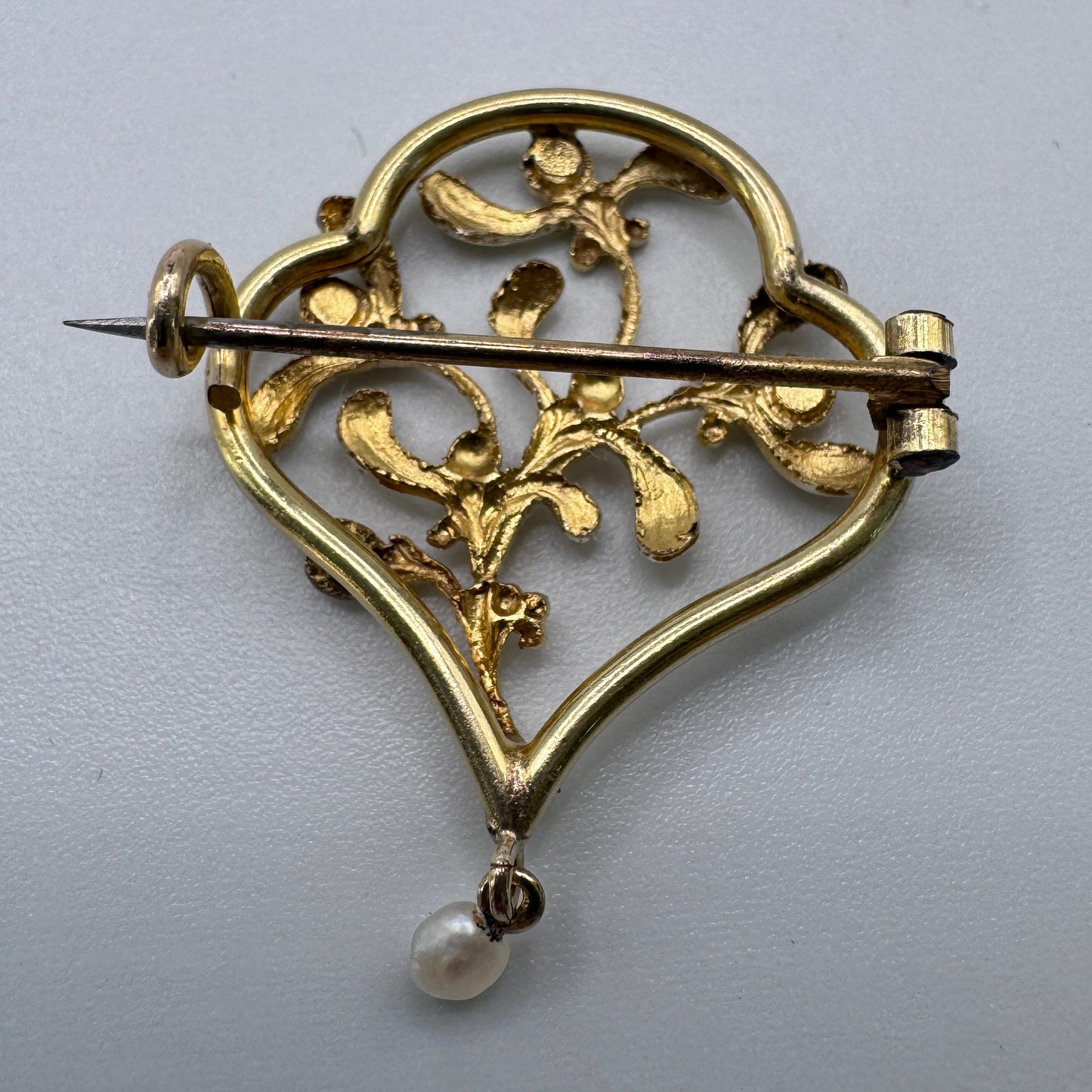 Broche ancienne Art Nouveau en plaqué or « décor au gui »
