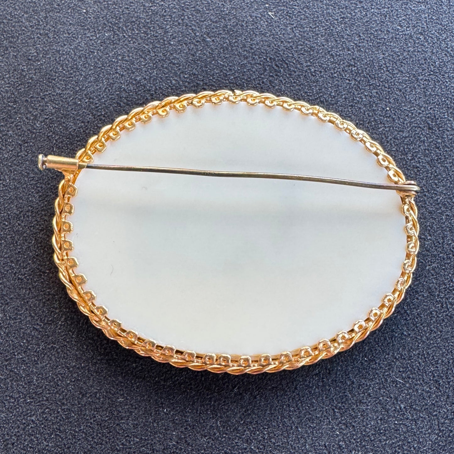Broche ancienne porcelaine de Limoges « scène galante »