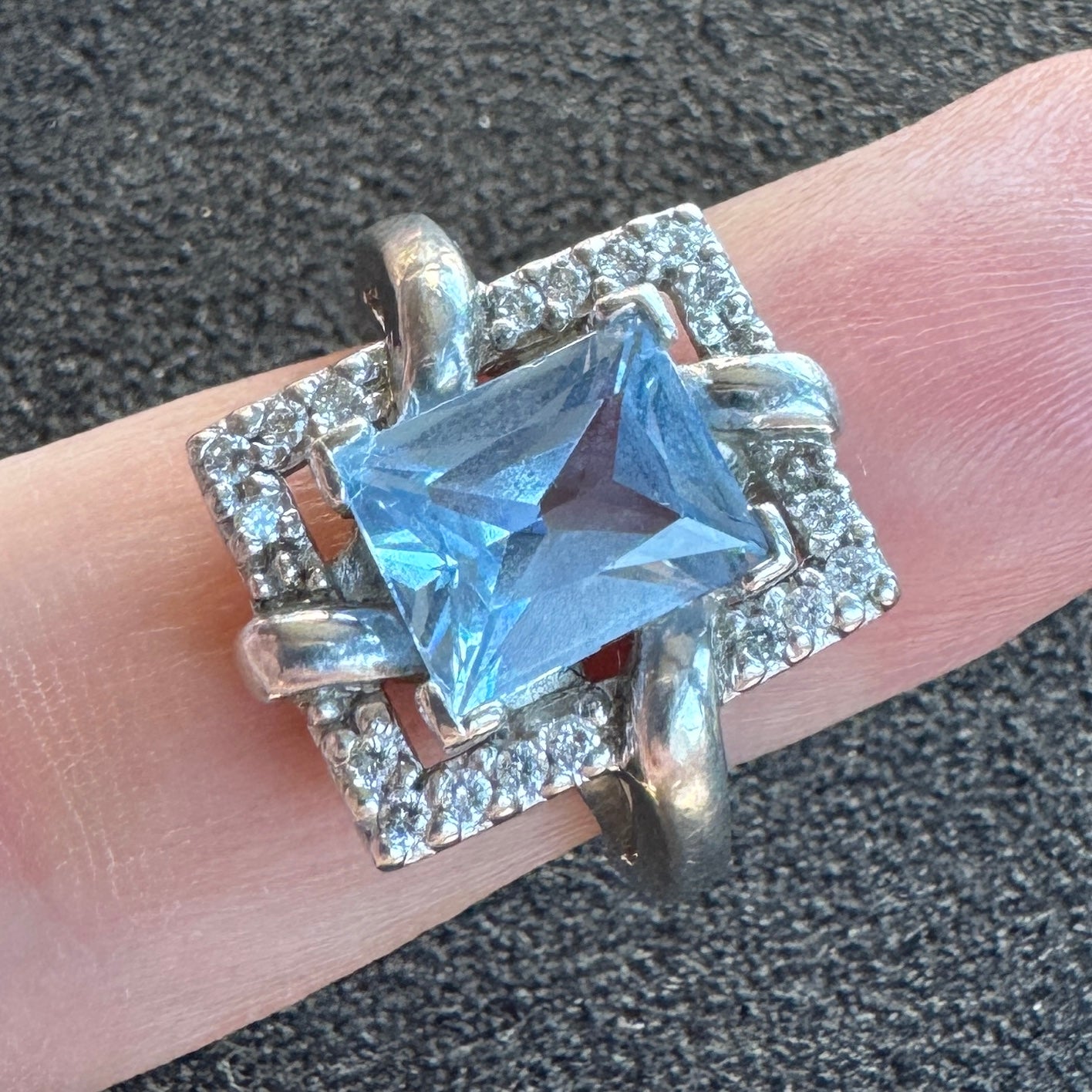 Bague en argent et cabochon verre taillé bleu