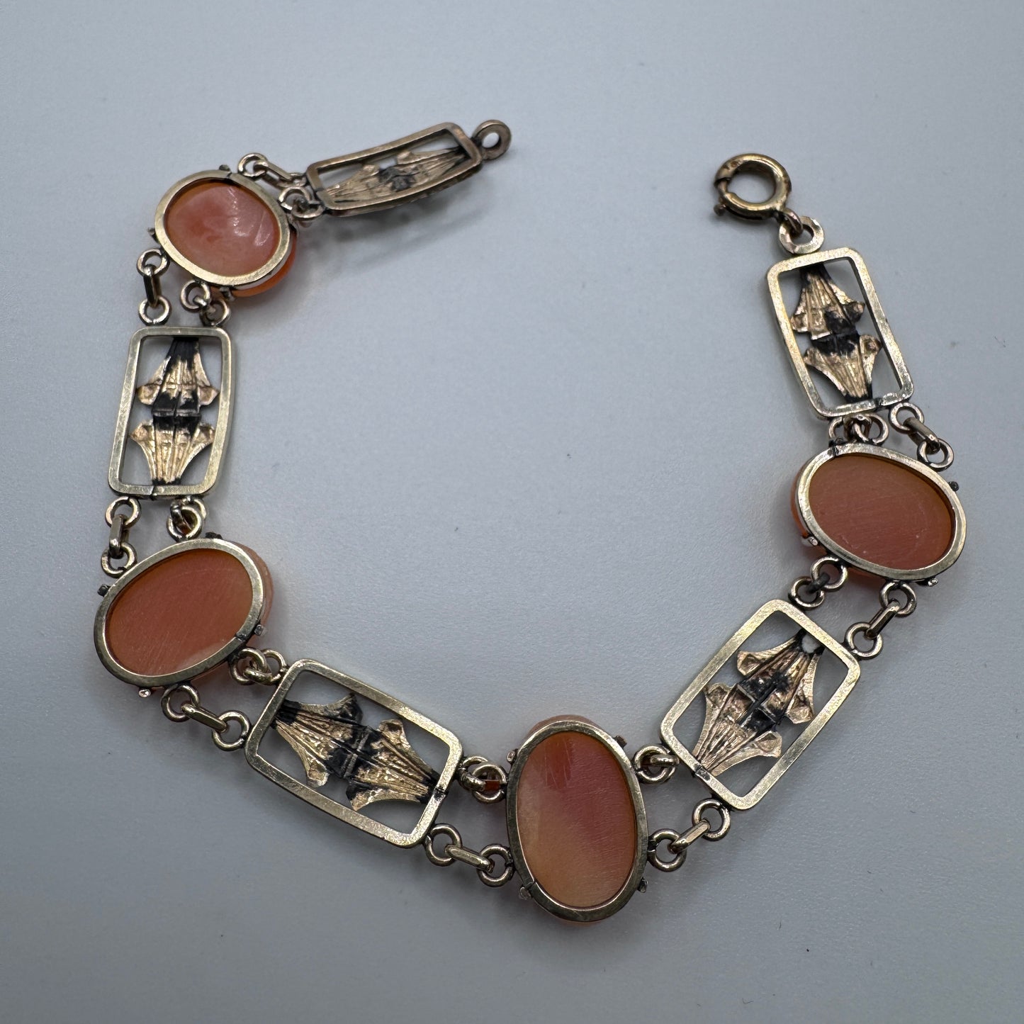 Bracelet ancien Art Deco plaqué or - décor aux Camées