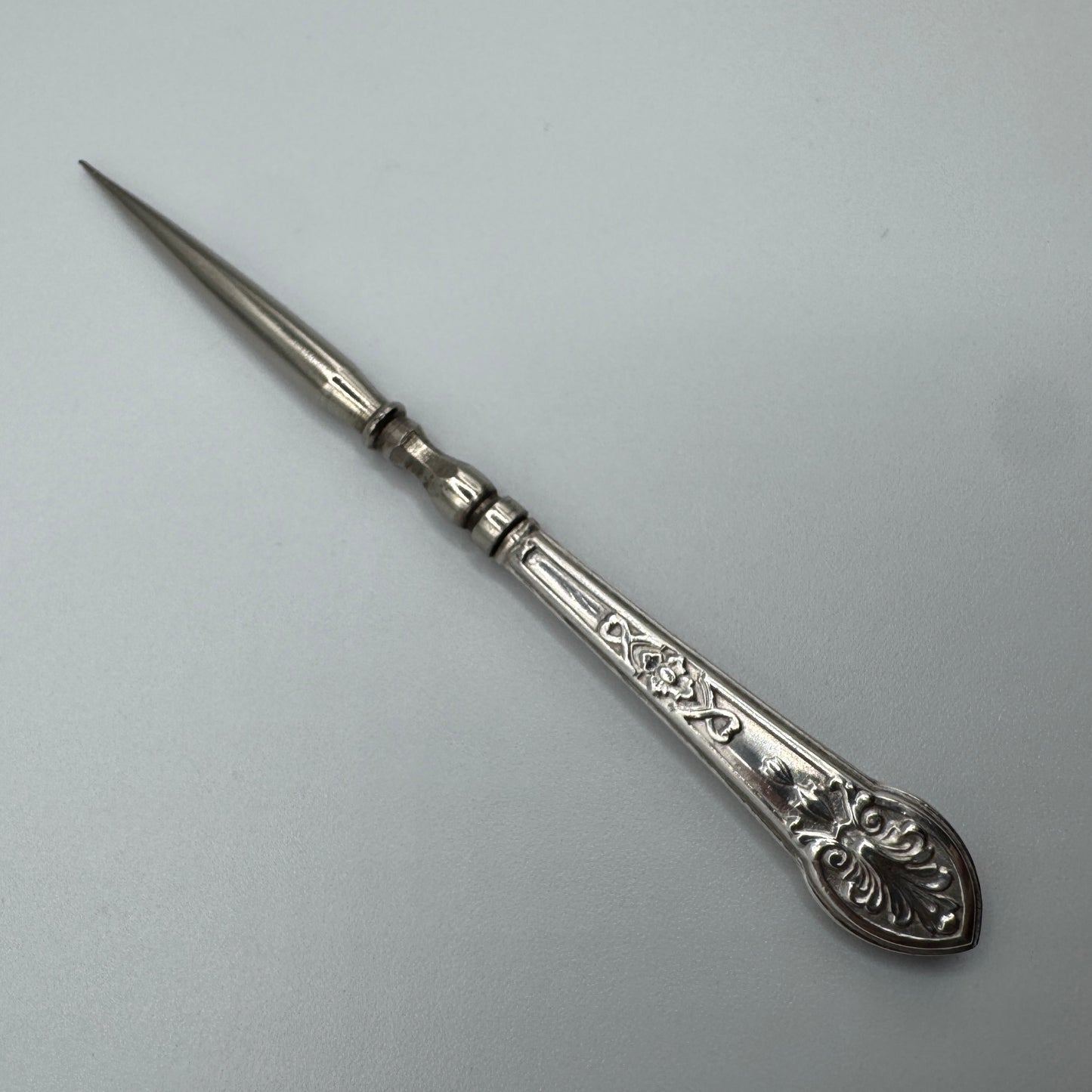 Petit poinçon de couture ancien - argent fourré et acier