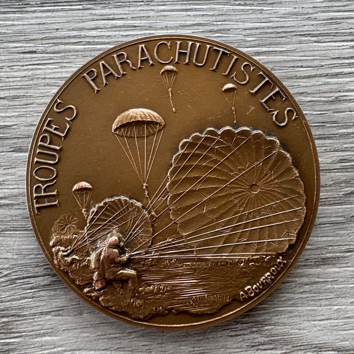 Medaille en bronze « troupes parachutistes » immatriculée