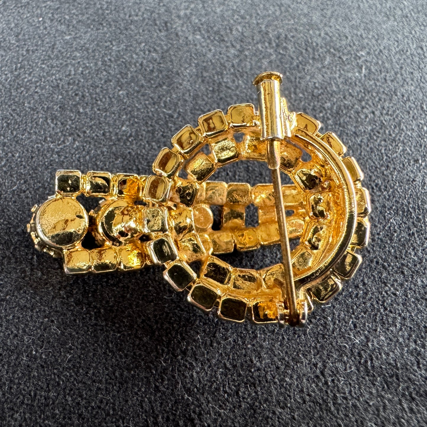 Broche Vintage ancienne en métal doré et verroterie