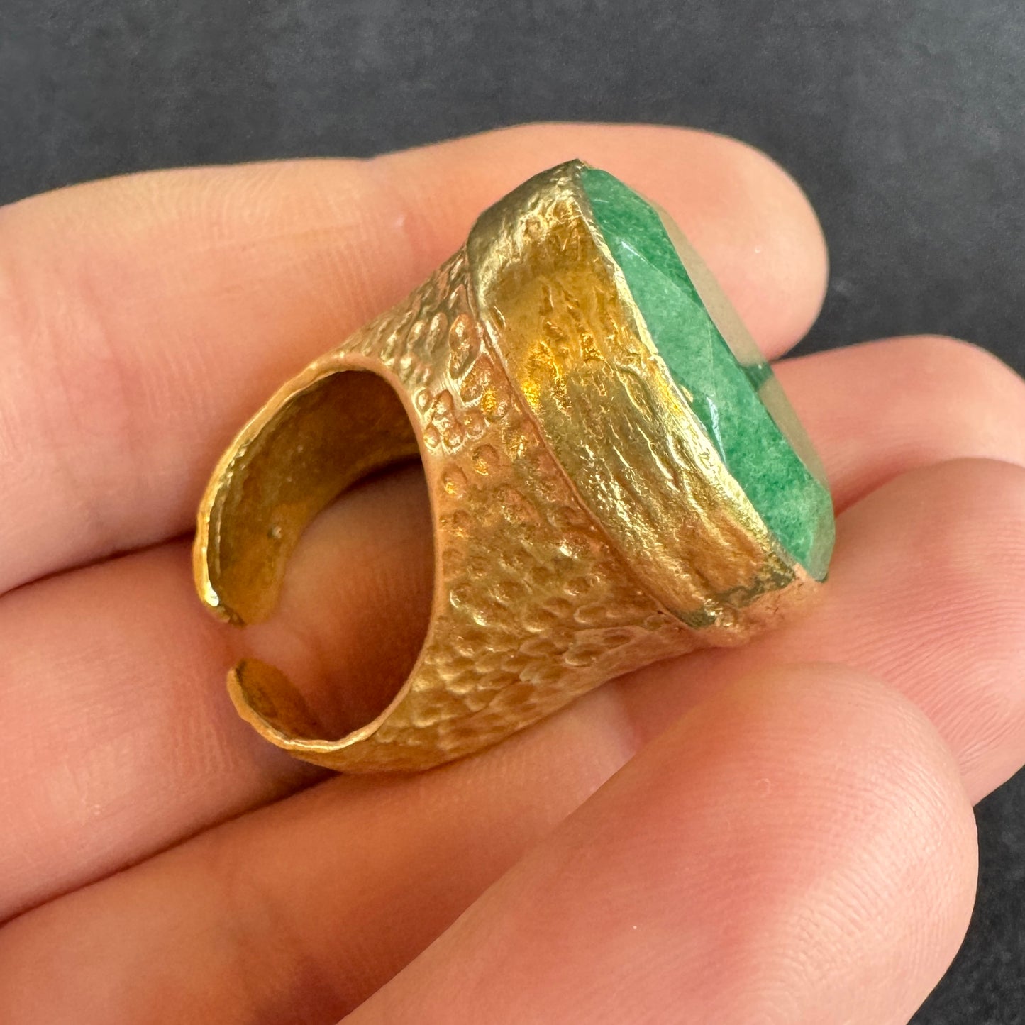 Bague style antique - bronze doré et cabochon en pierre taillée