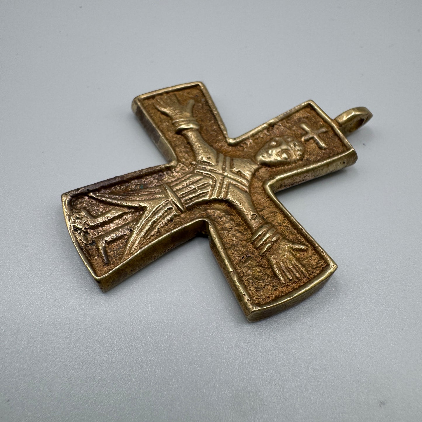 Croix pectorale en bronze encolpion de Finlande