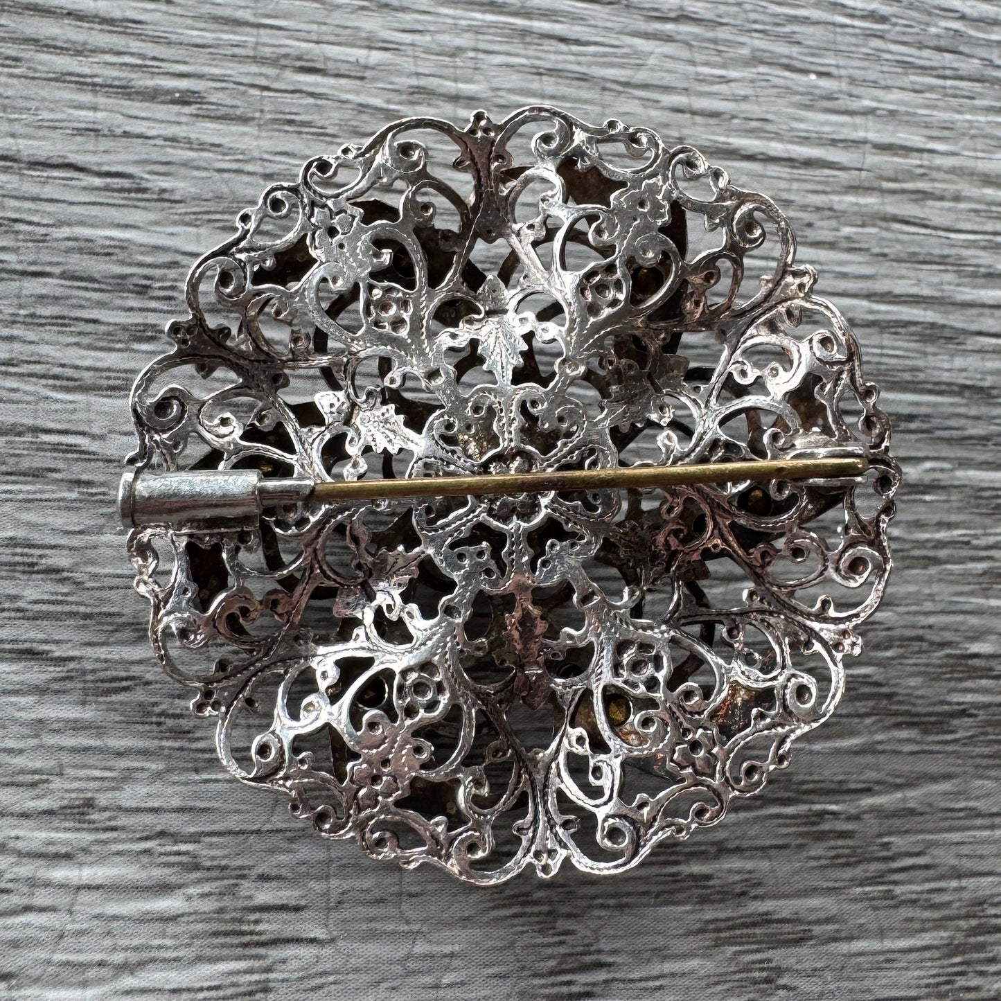 Broche ancienne en métal argenté et verroterie