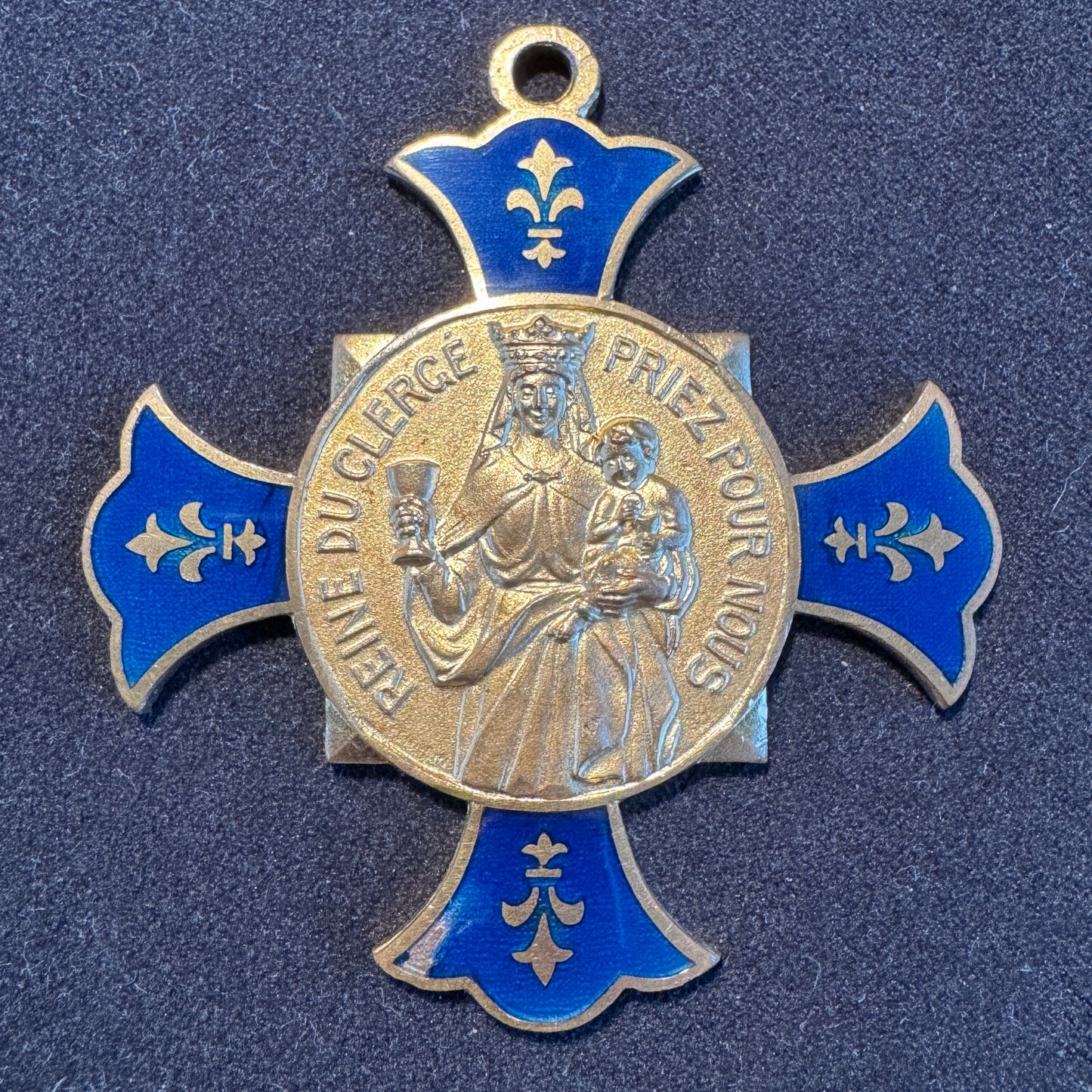 Médaille religieuse ancienne bronze émaillé « Reine du clergé priez pour nous »