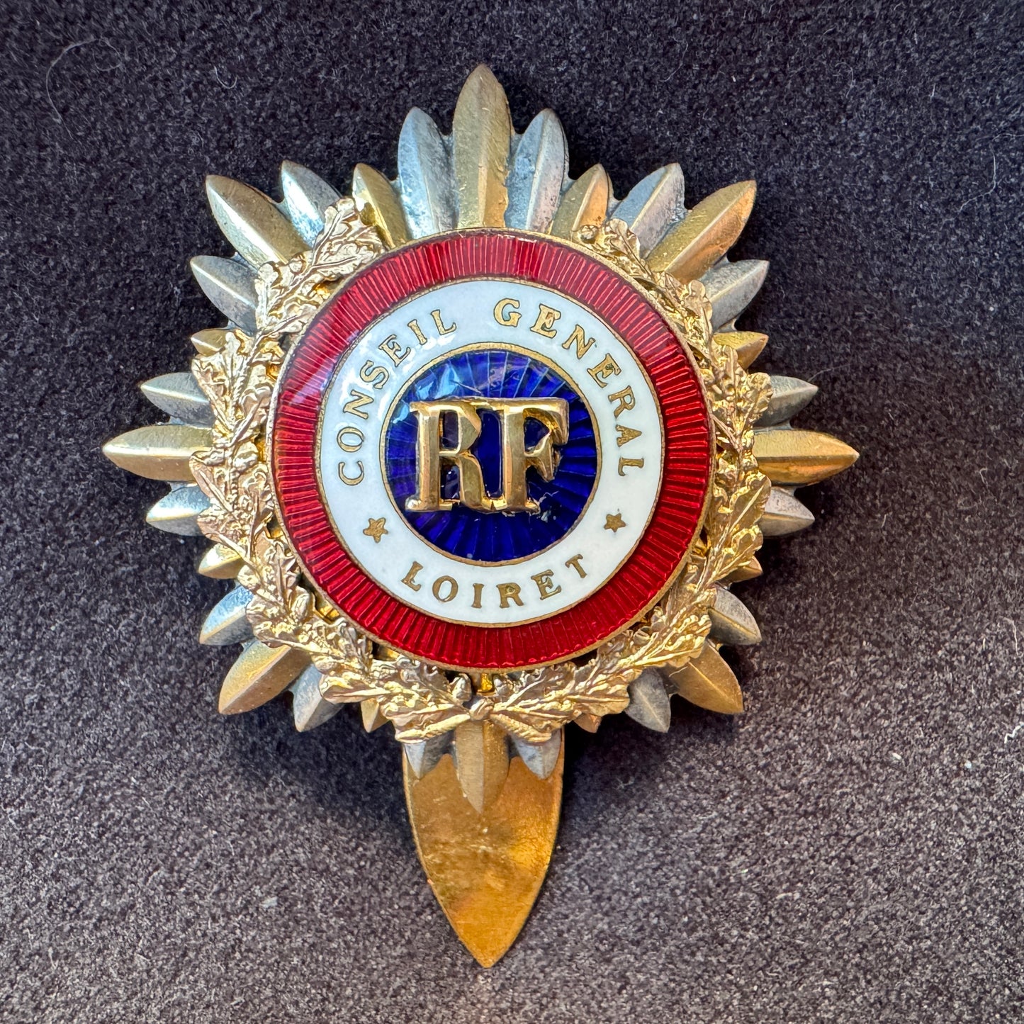 Insigne ancien plaqué or émaillé - « Conseil Général du Loiret »