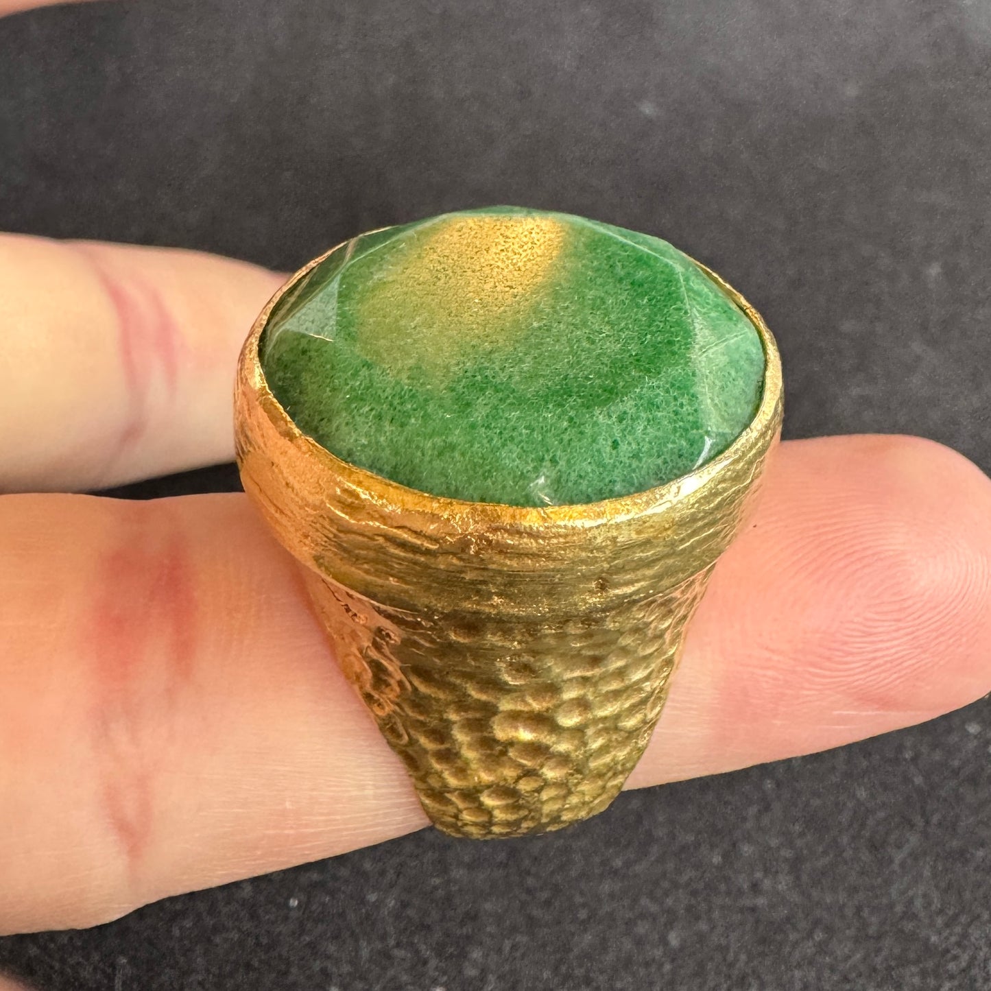 Bague style antique - bronze doré et cabochon en pierre taillée