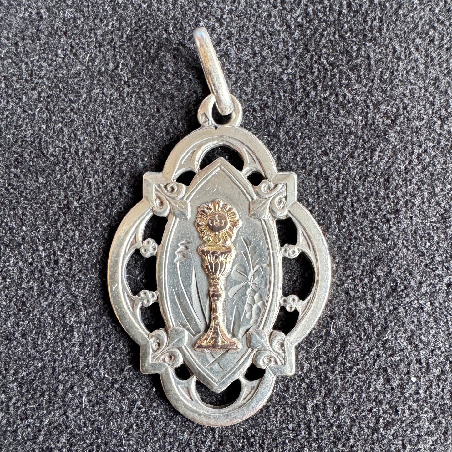 Médaille religieuse ancienne en argent et vermeil « calice »