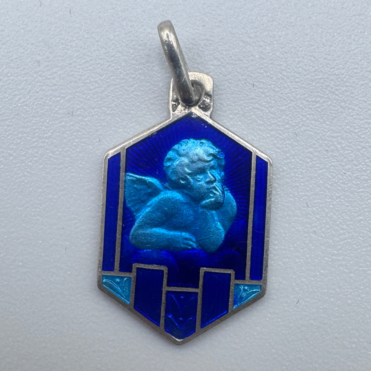 Médaille religieuse ancienne en argent émaillé « Angelot »