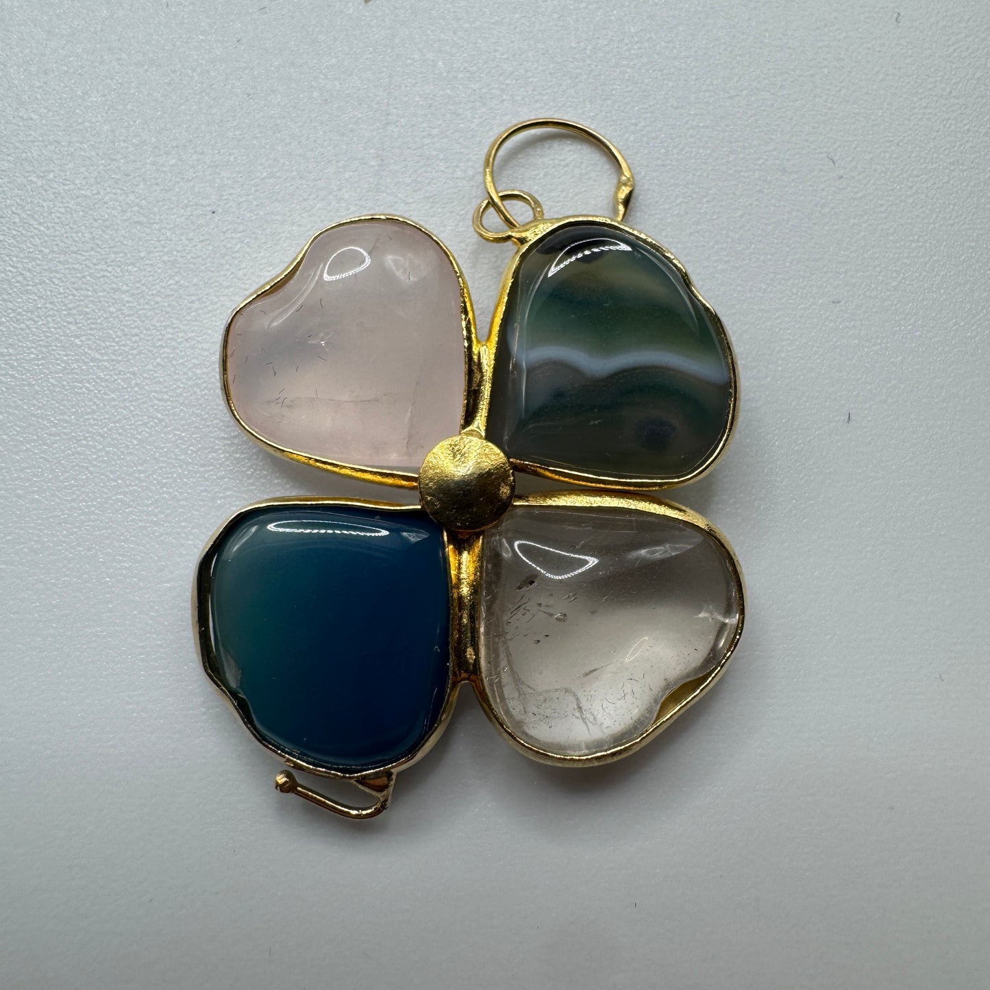 Pendentif vintage « trèfle à 4 feuilles » - métal doré et pierres