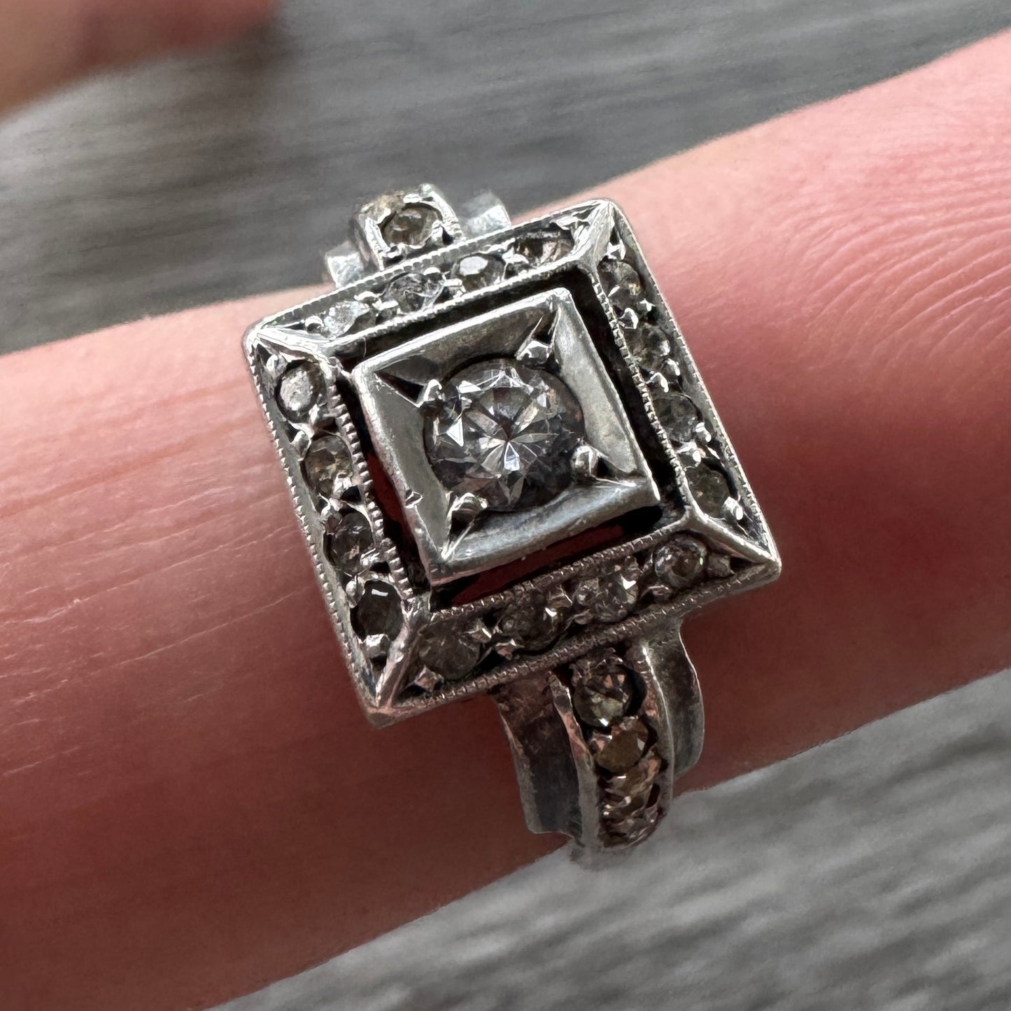 Bague Art Déco en argent et verroterie
