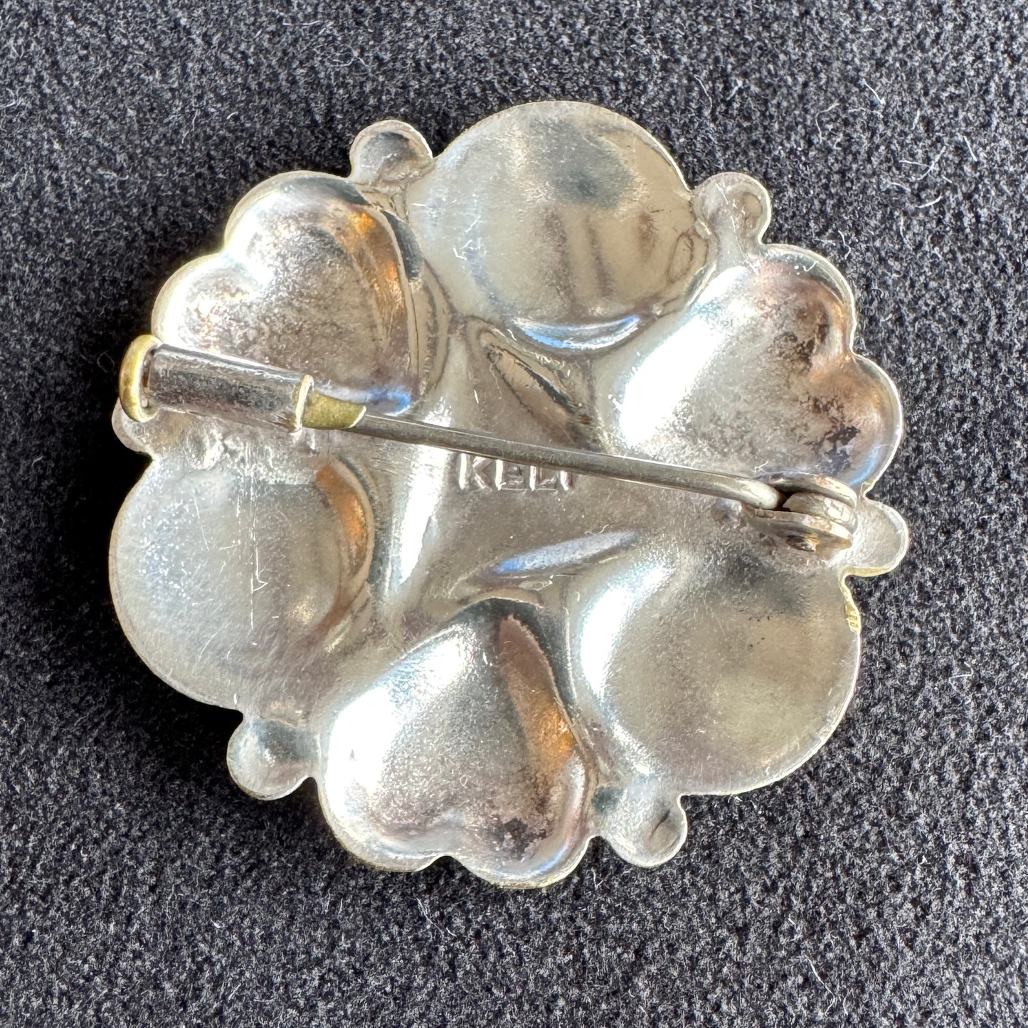 Broche bretonne ancienne KELT en métal argenté - « triskèle »