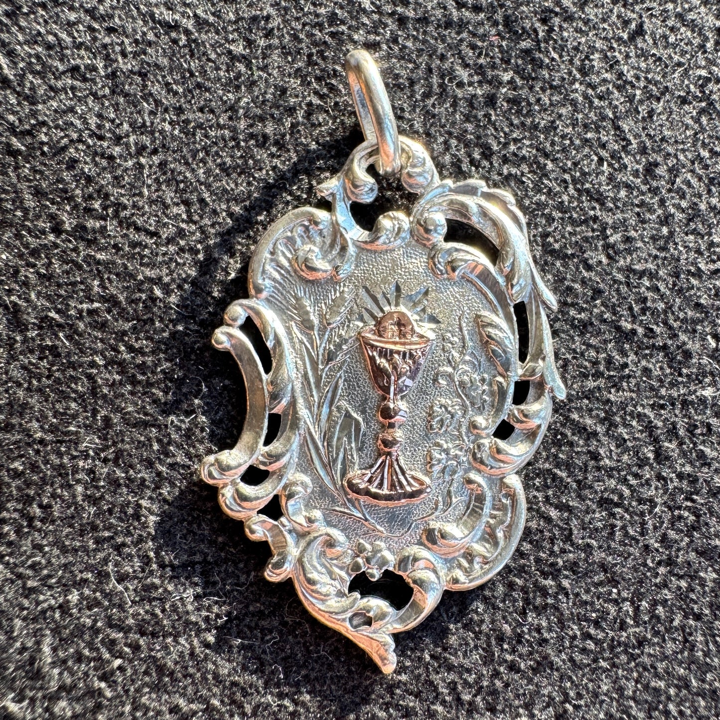 Médaille religieuse ancienne en argent et vermeil « calice »
