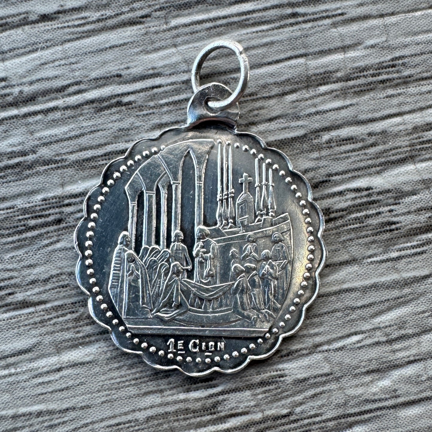 Médaille religieuse ancienne en argent « souvenir de communion »