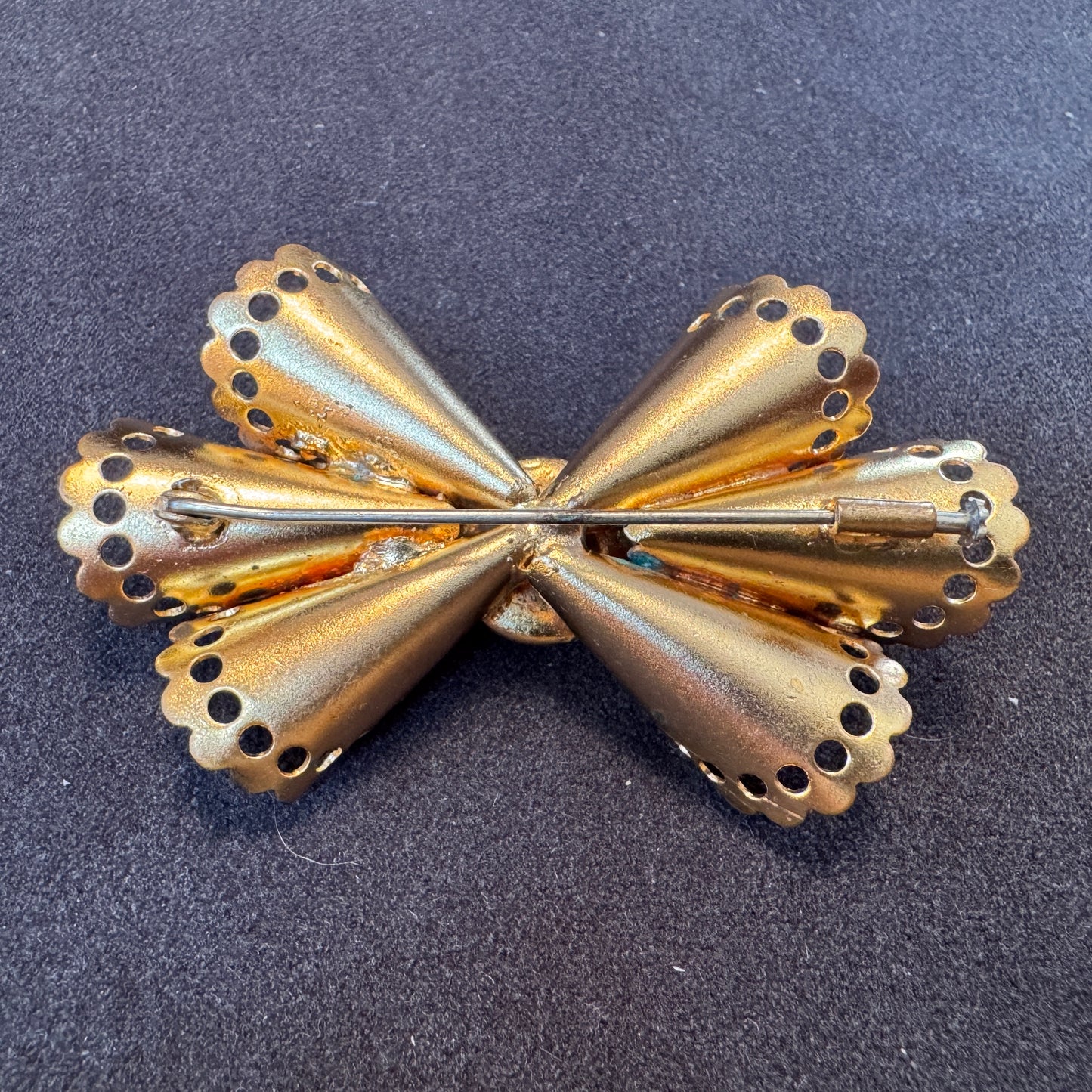 Broche Vintage en métal doré et verroterie