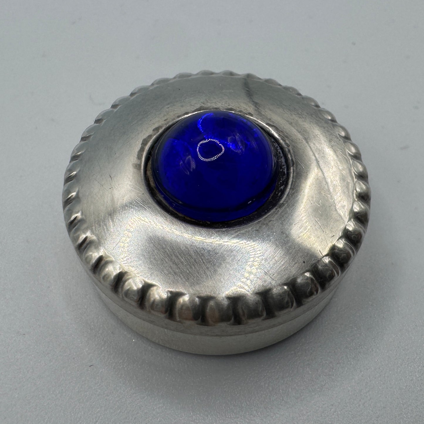 petite boîte pilulier en argent et verre bleu