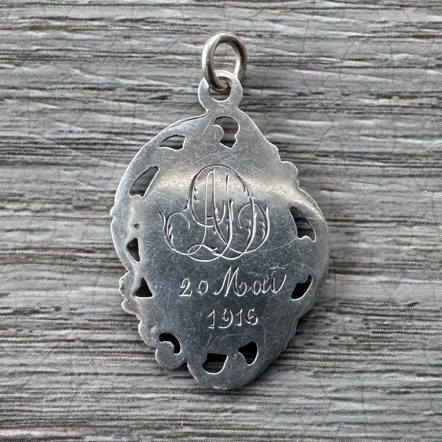 Médaille religieuse ancienne en argent et vermeil « calice »