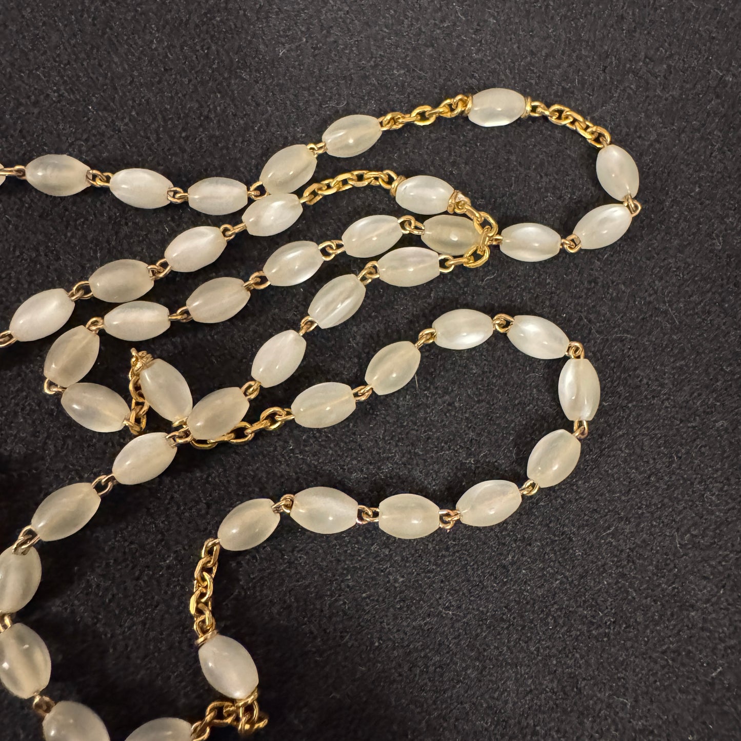 Chapelet ancien en plaqué or émaillé et perles imitation nacre