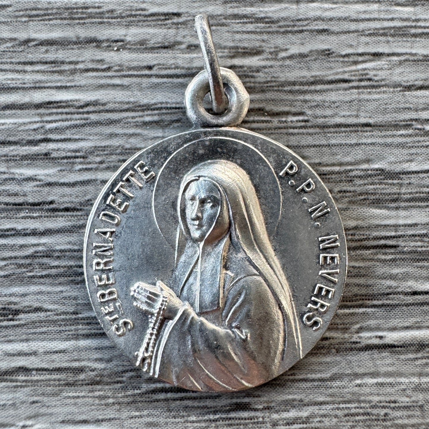 Médaille religieuse ancienne « Sainte Bernadette »