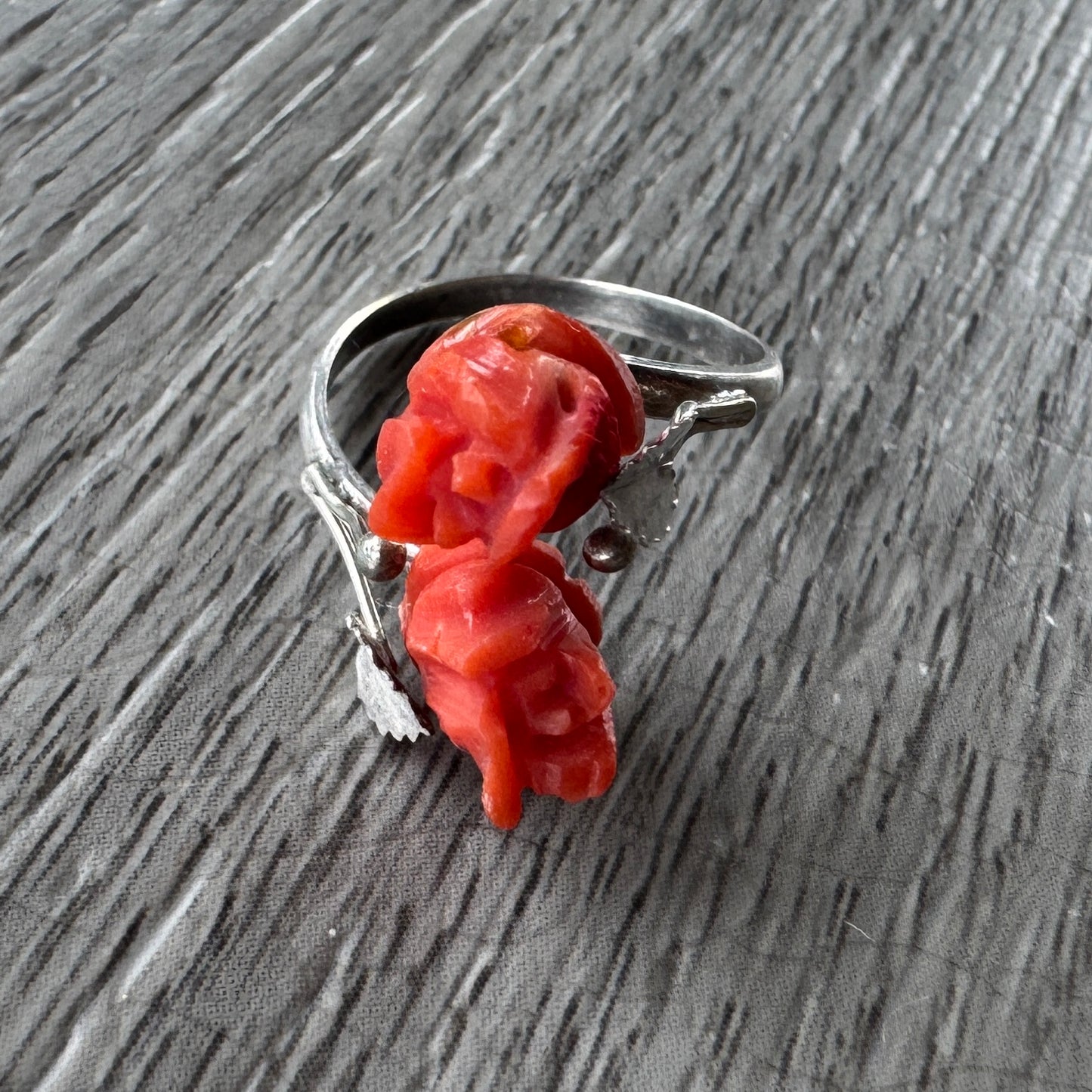 Bague ancienne en Argent et Corail Sculpté - Travail artisanal