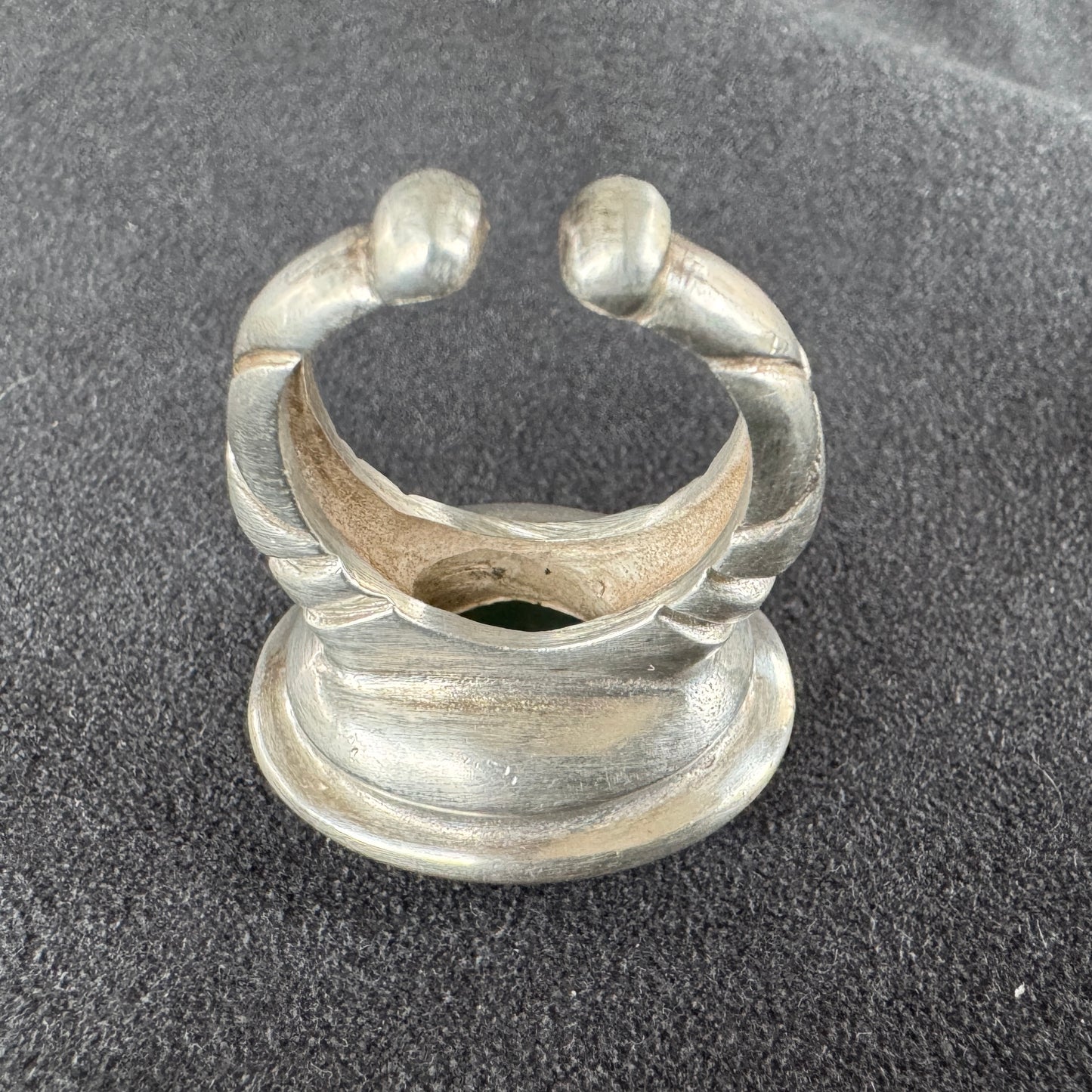 Bague style antique - bronze argenté et cabochon en pierre polie
