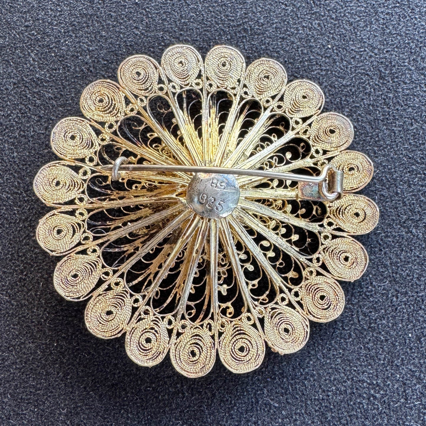 Broche ancien en argent vermeil filigrané