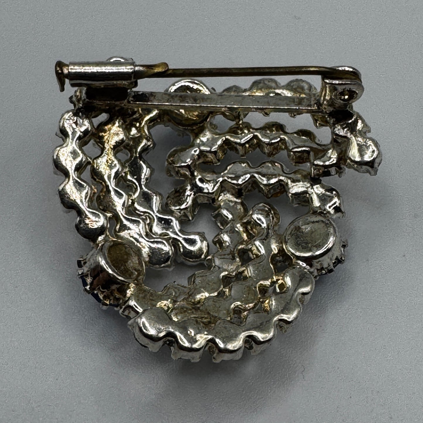 Broche ancienne Vintage - métal argenté et verroterie