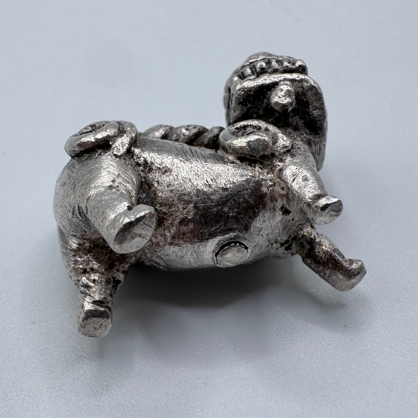 Petite Sculpture Chinoise en argent massif « chien de Fô »