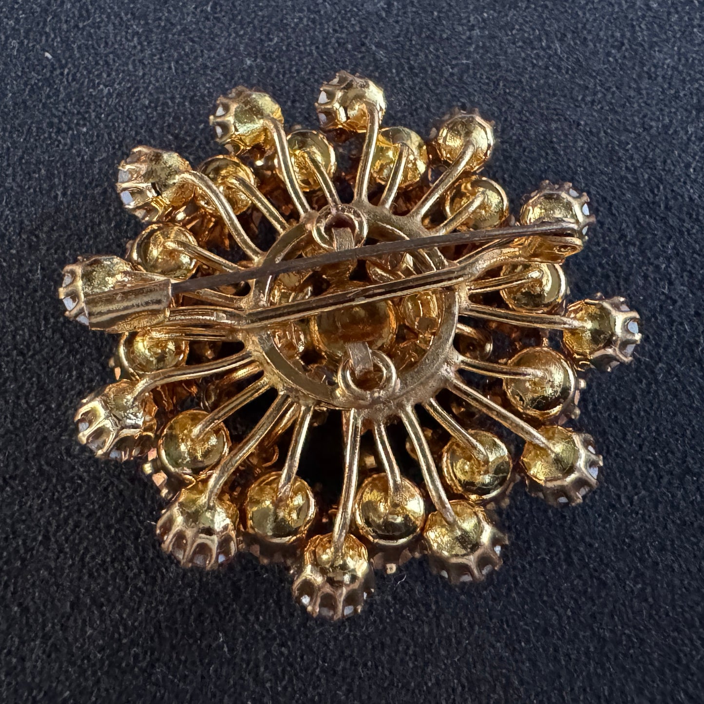 Broche Vintage en métal doré et verroterie