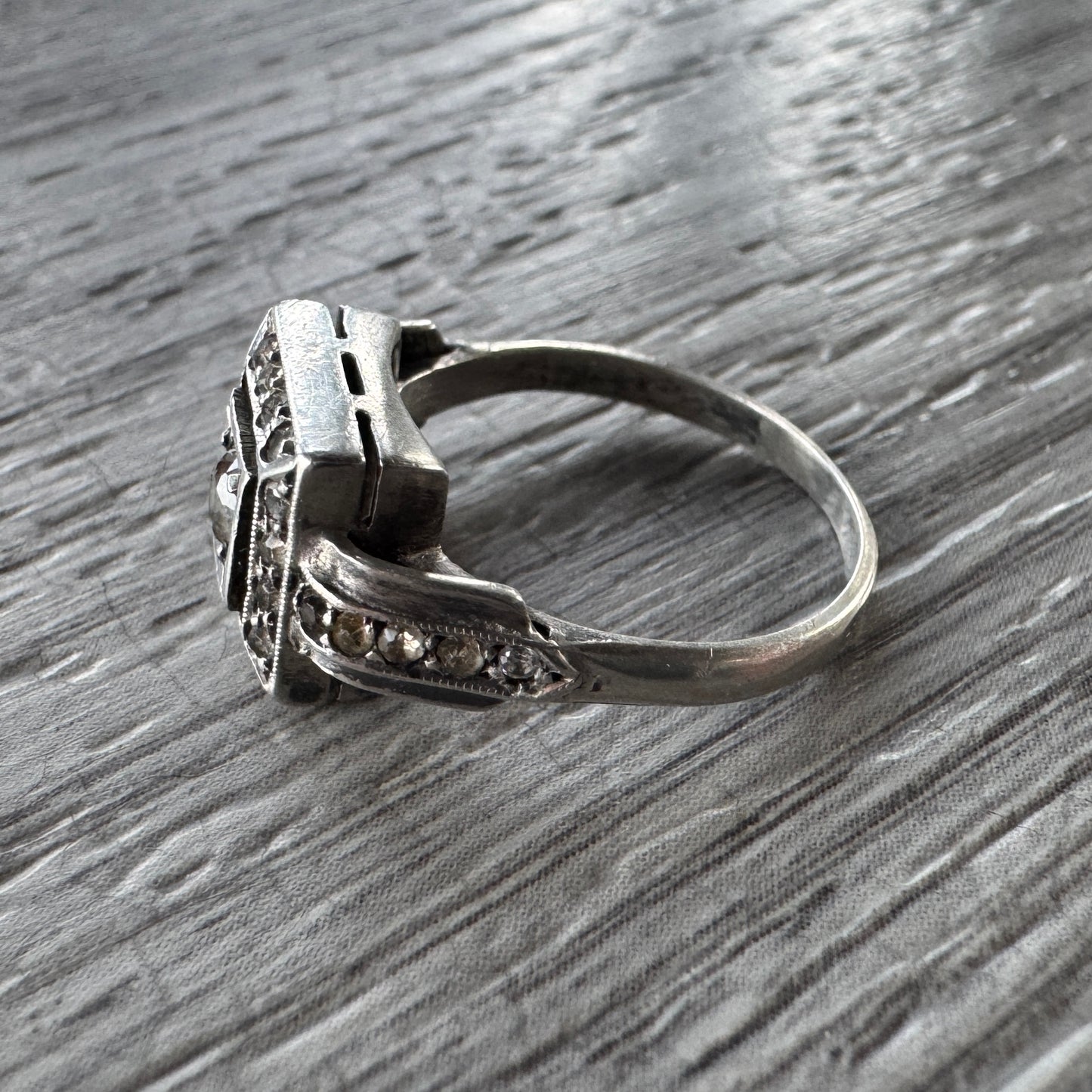 Bague Art Déco en argent et verroterie