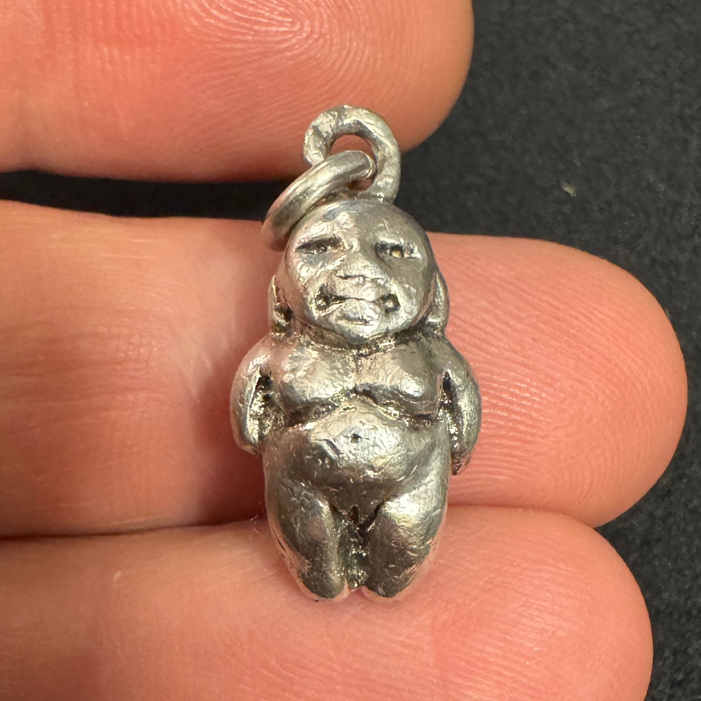 Pendentif ancien en argent - « petite figurine nue »