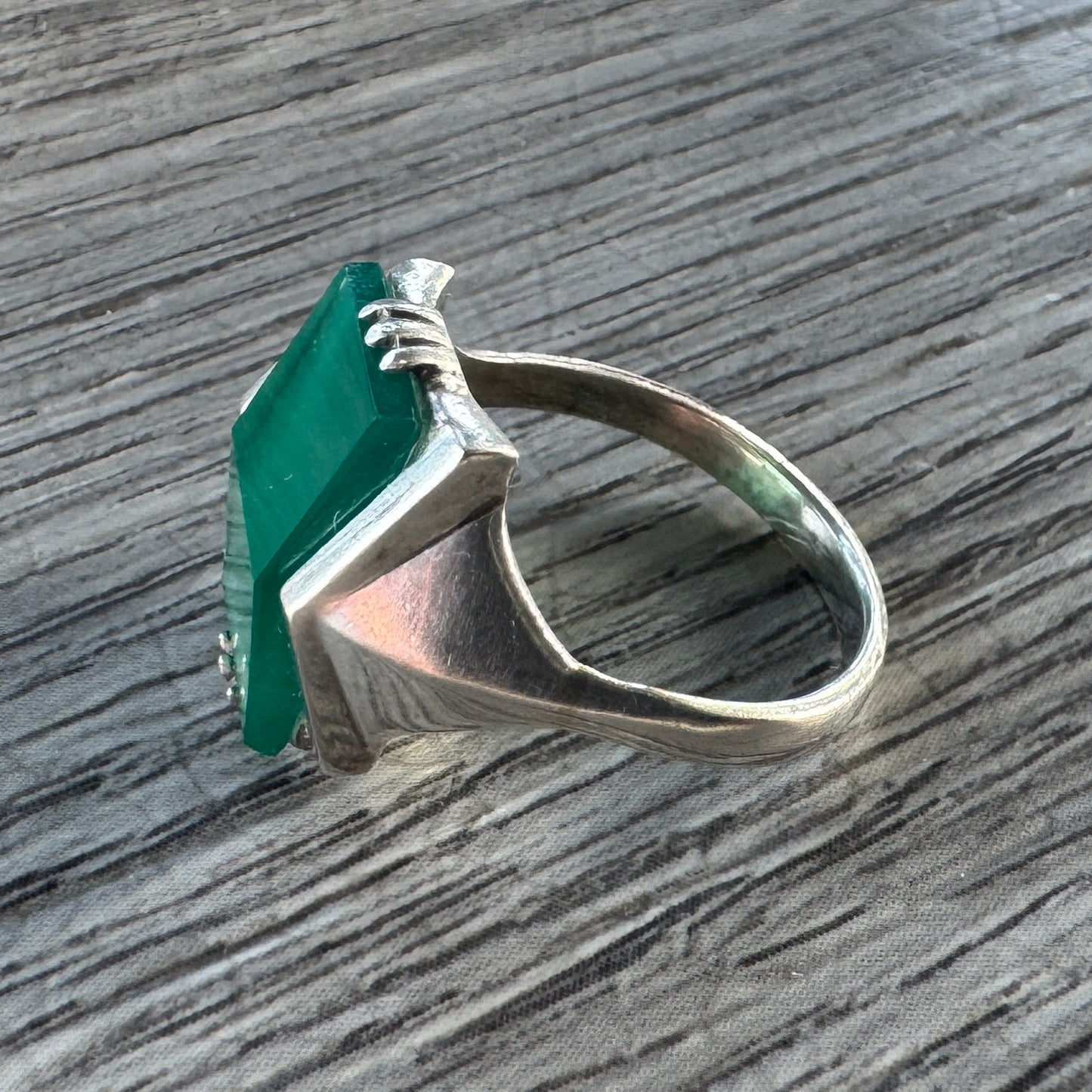 Bague Art Déco en argent et verre poli