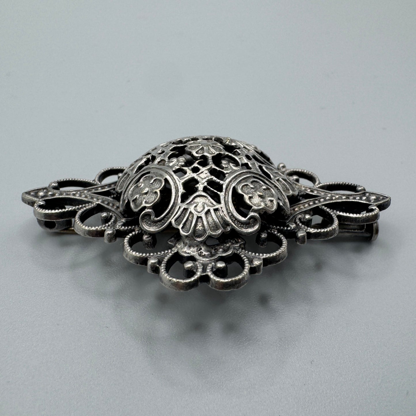 Broche ancienne - métal argenté - motif ajouré fleuri