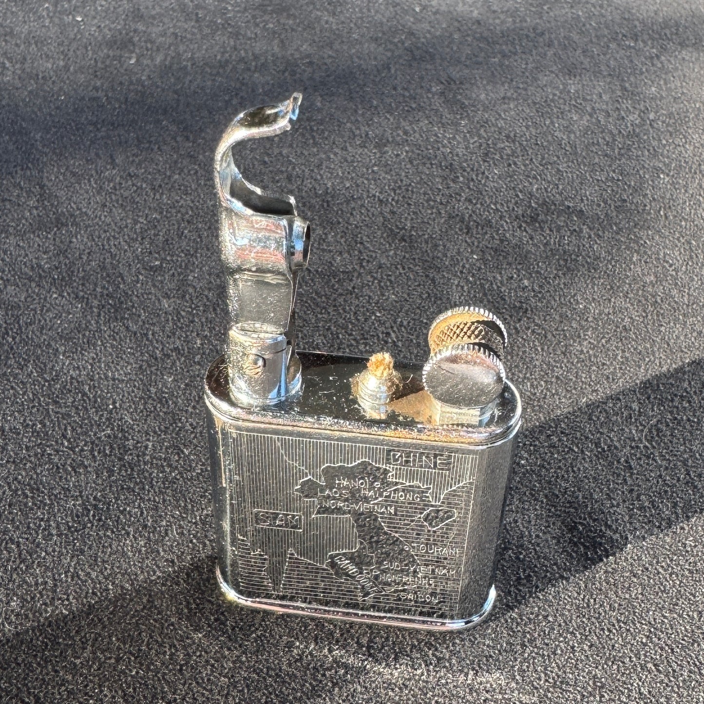 Briquet ancien NOVA gravé - « souvenir Asie orientale »