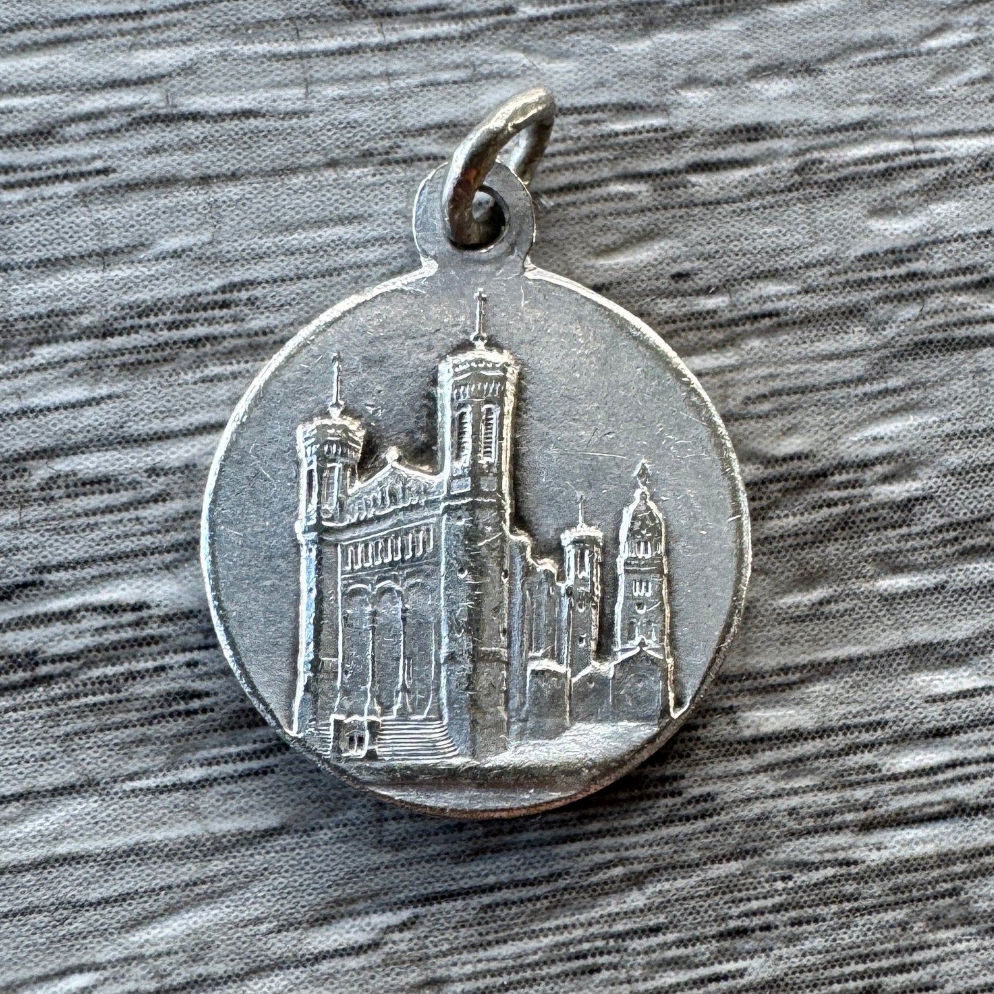 Médaille religieuse ancienne « Notre Dame de Fourviere »