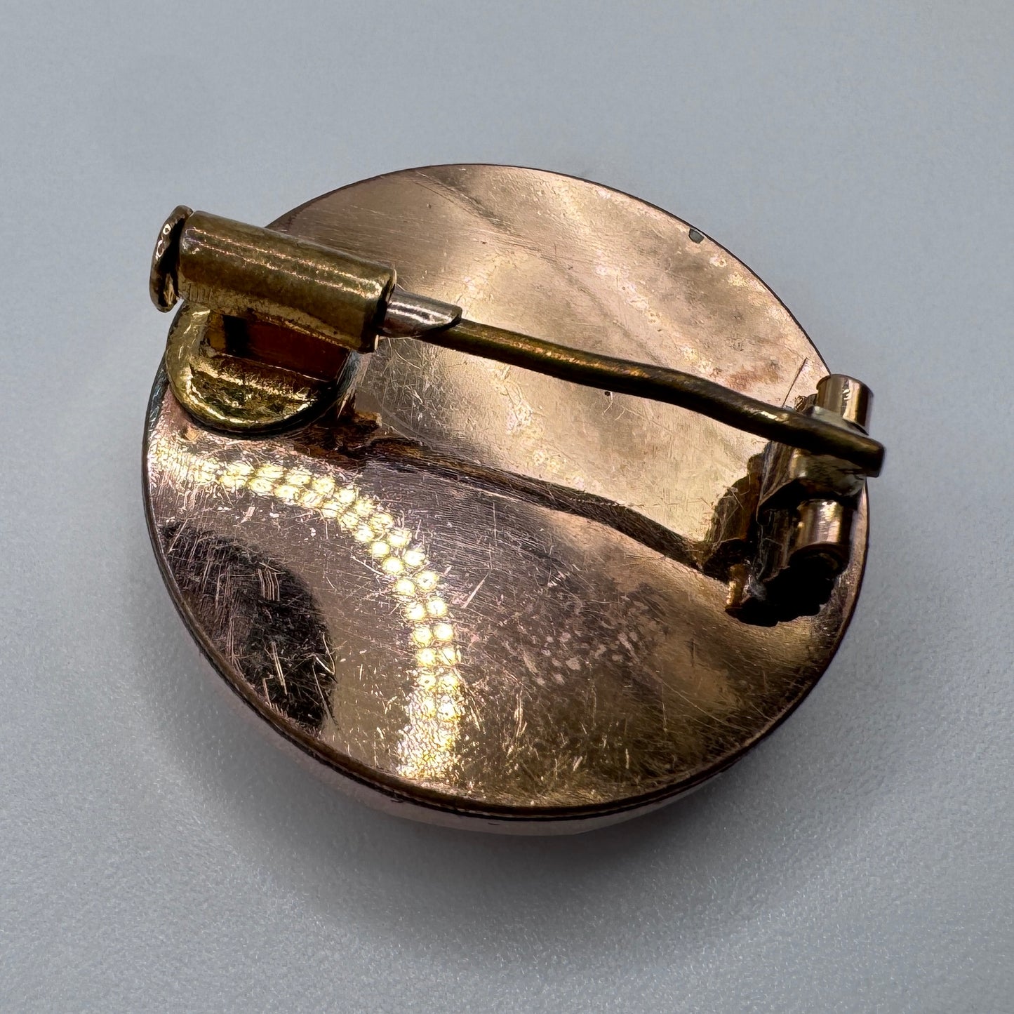 Broche ancienne Art Nouveau « trèfle » en plaqué or et nacre