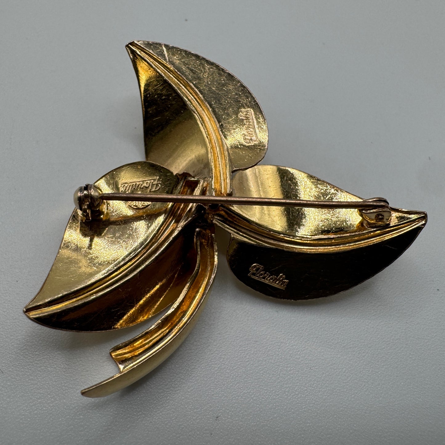 Broche ancienne en plaqué or - « feuillage »