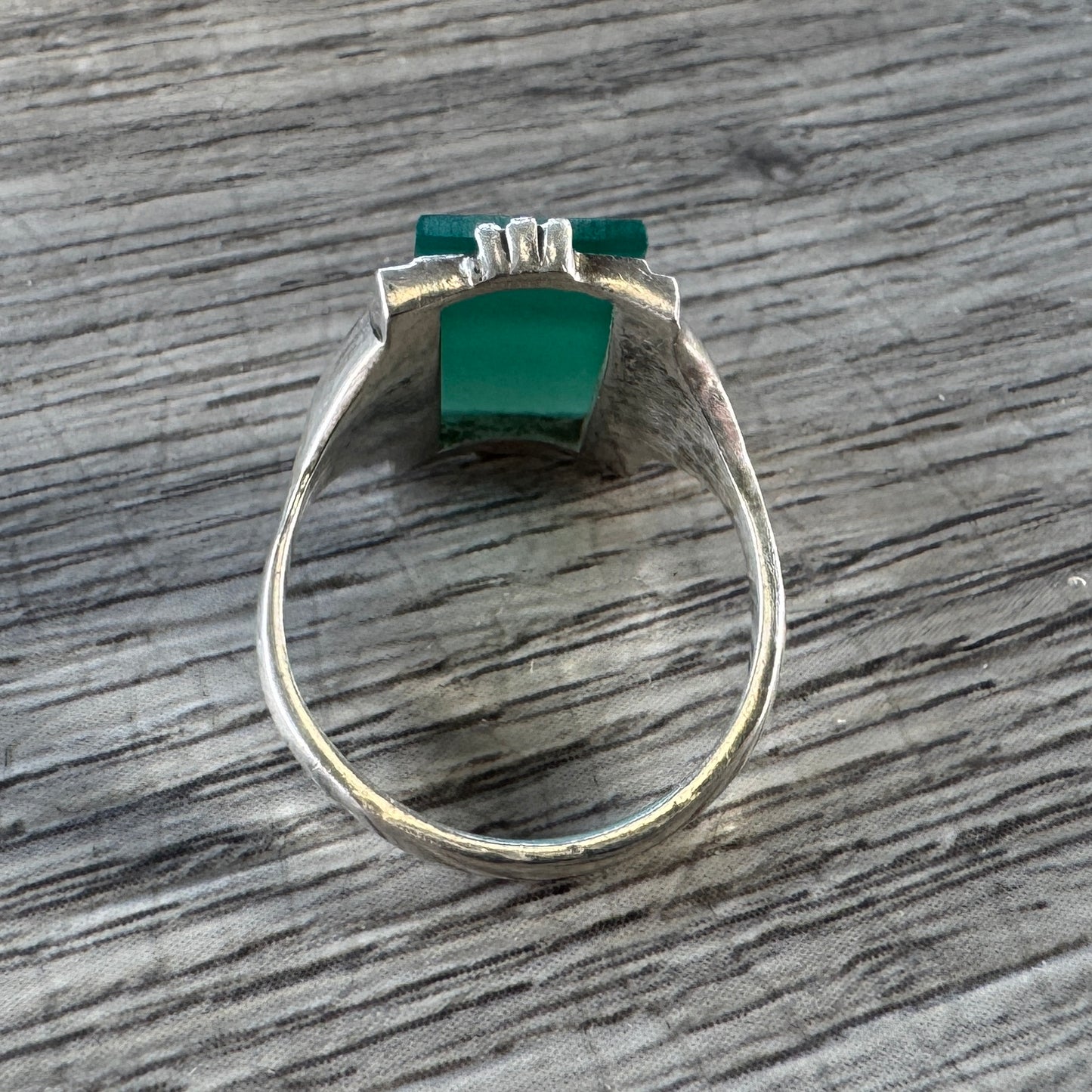 Bague Art Déco en argent et verre poli