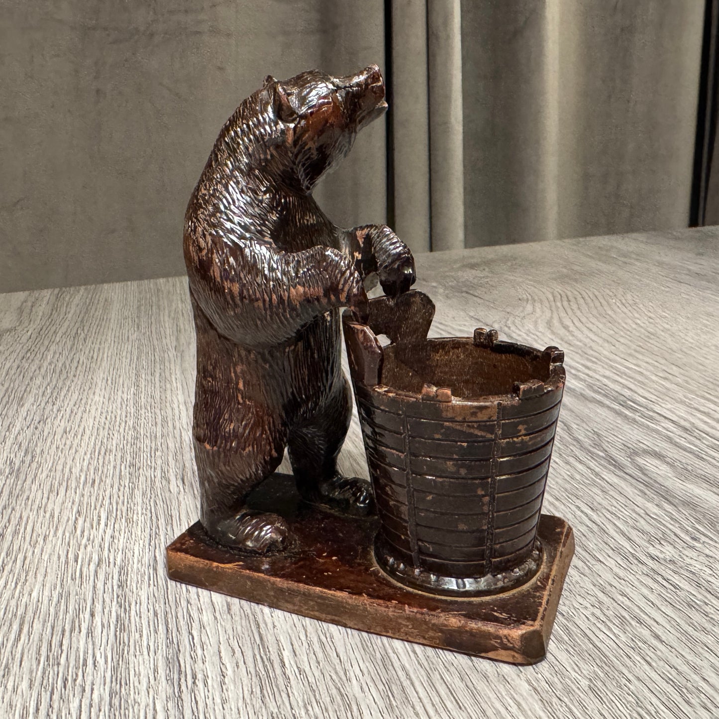 Pyrogène ancien en bois vernis « l’ours et le tonneau » - souvenir Forêt Noire