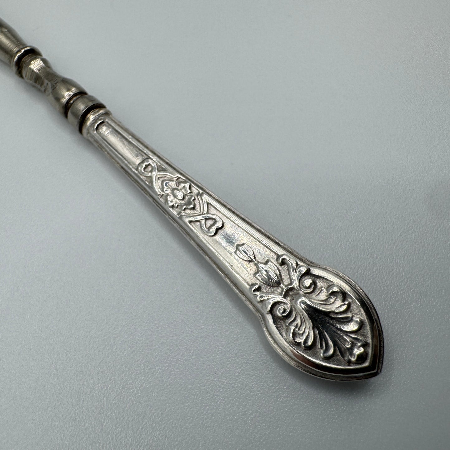 Petit poinçon de couture ancien - argent fourré et acier