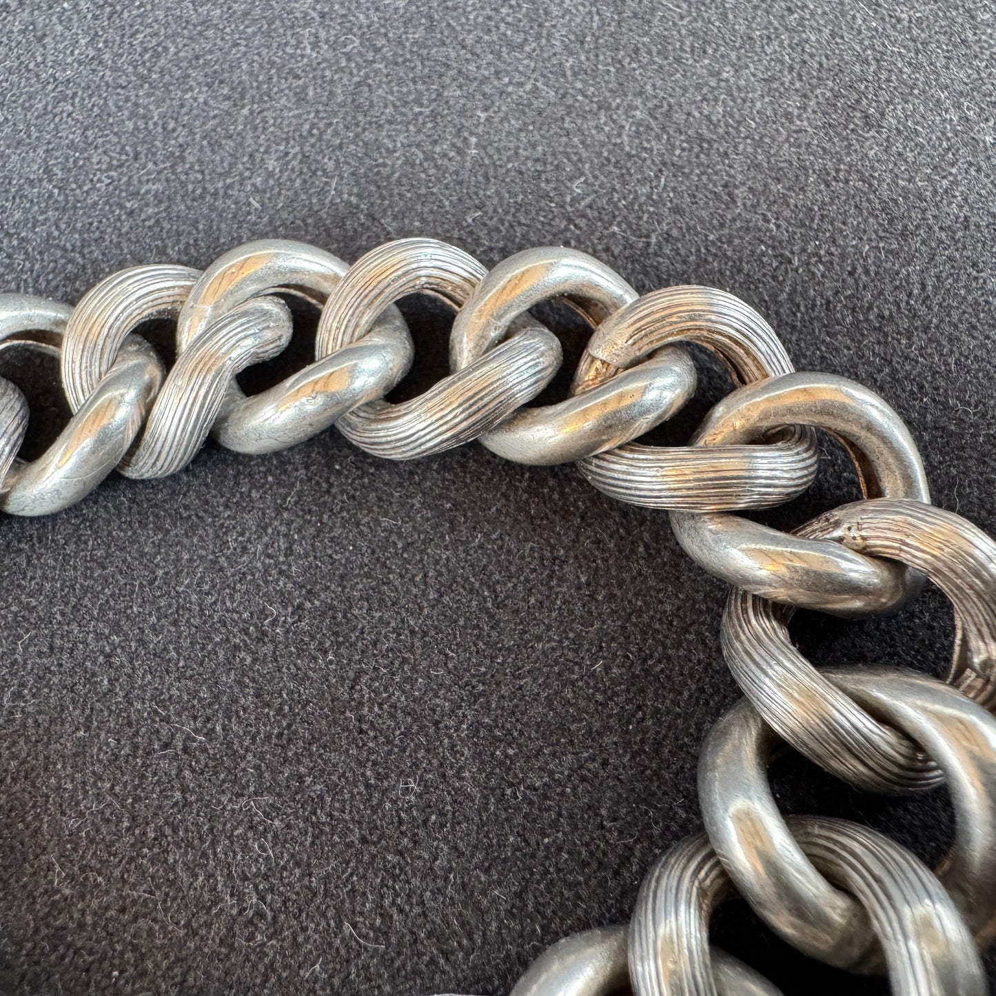 Bracelet ancien en argent à breloque vers 1900
