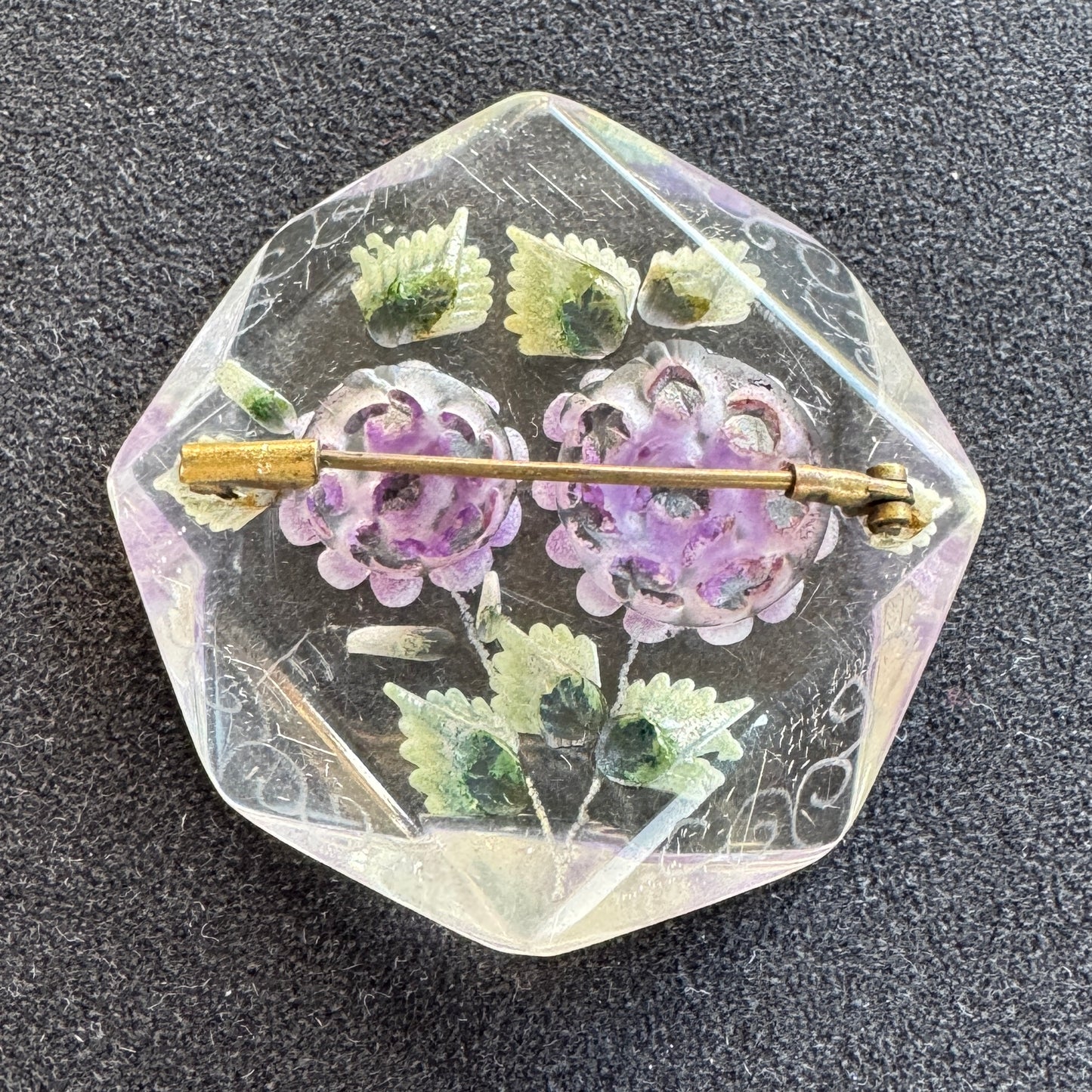Broche ancienne en Lucite « décor floral »