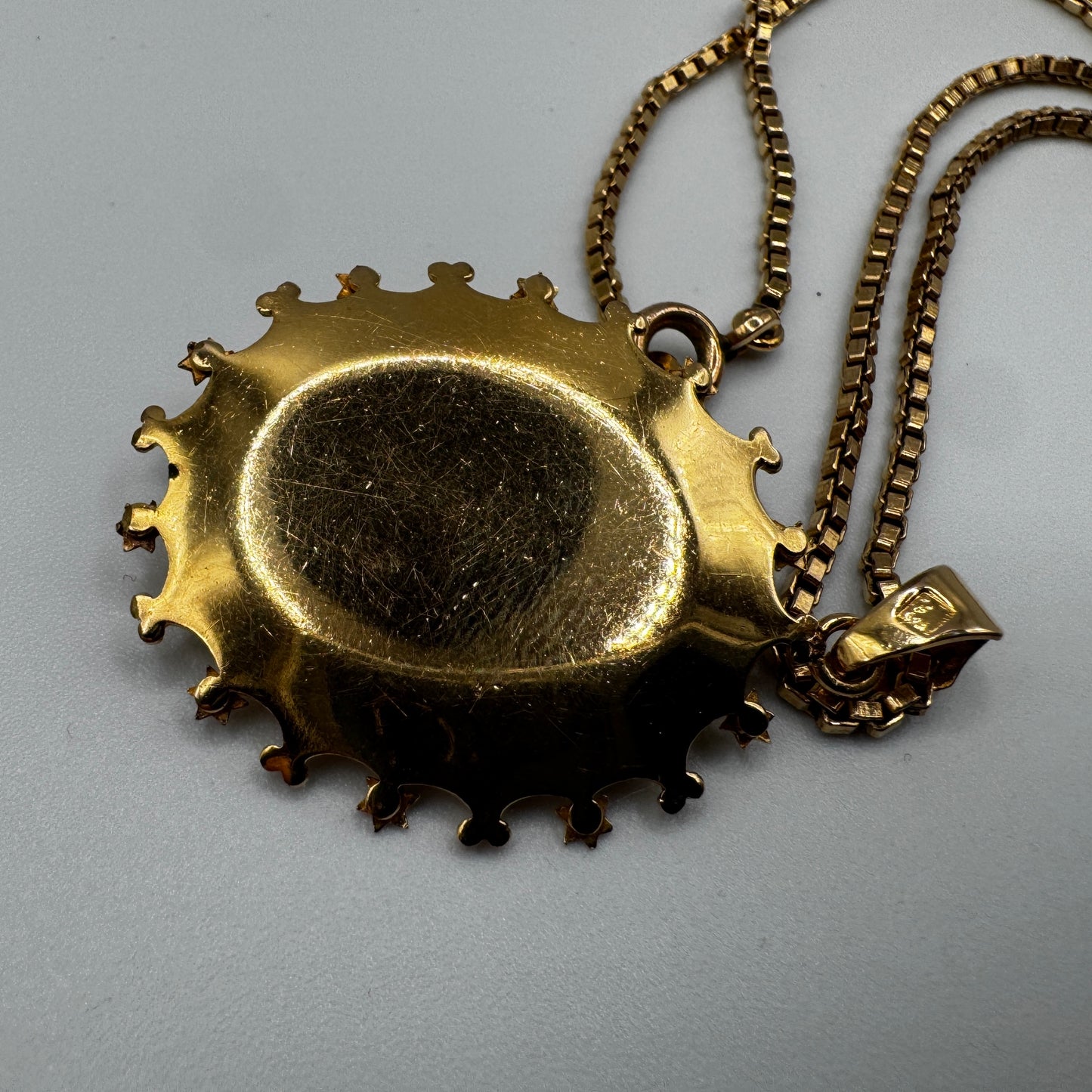 Superbe Pendentif vintage en plaqué or avec sa chaîne