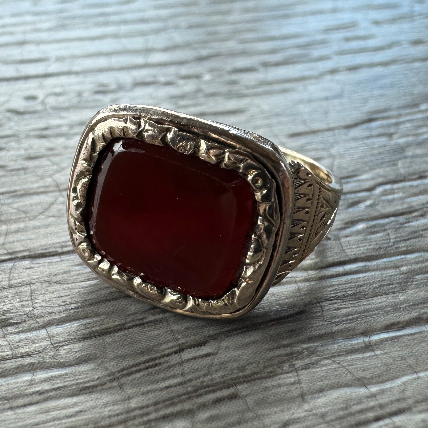 Bague ancienne XIXe en or 14 carats et agate cornaline