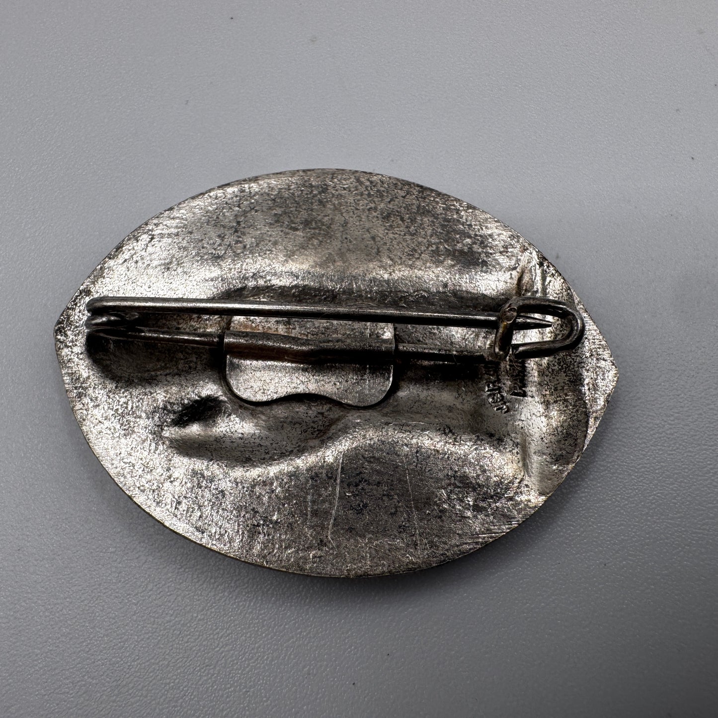 Broche ancienne « Sainte Anne D’Auray » - métal argenté