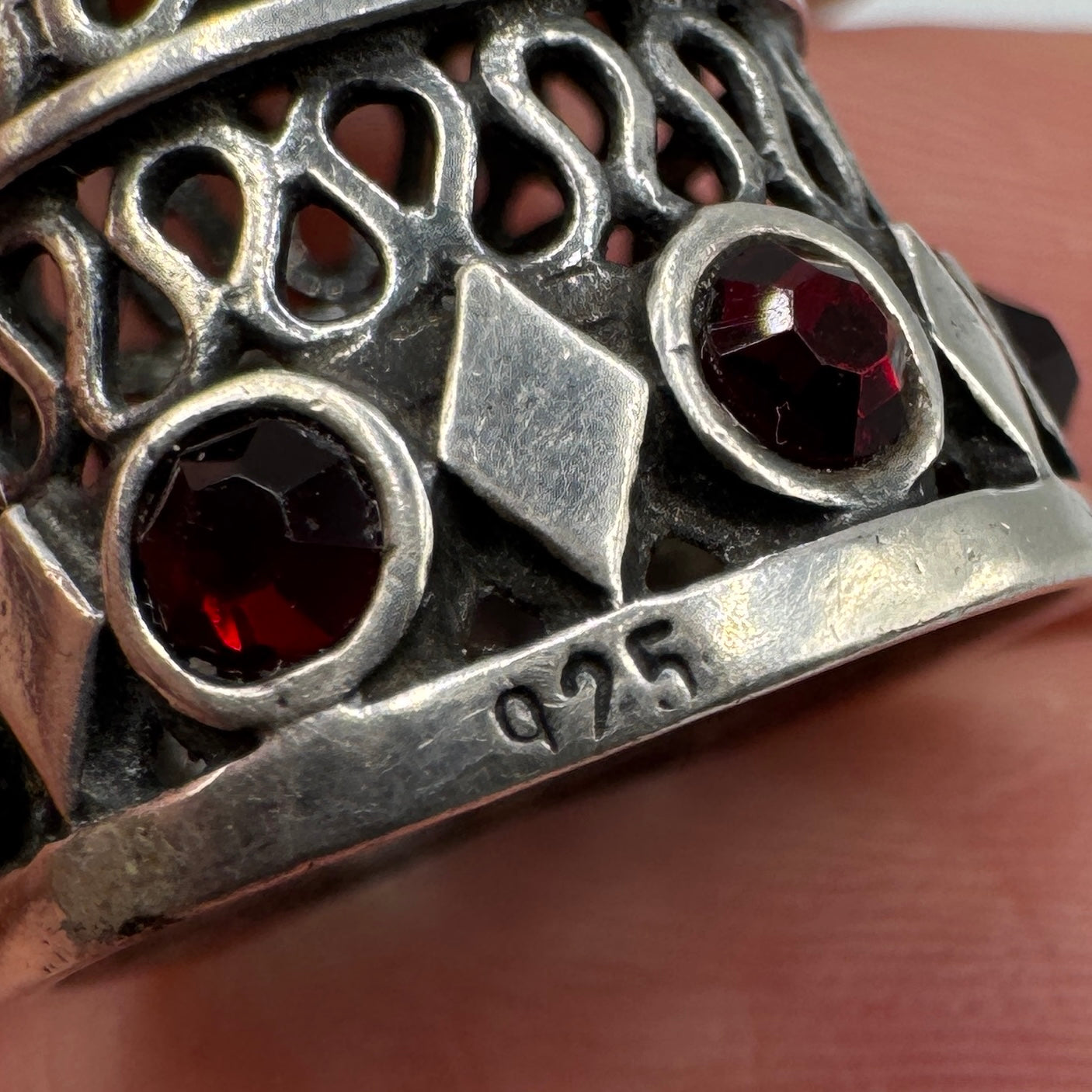 Superbe Dé à coudre Ancien en argent et verre grenat