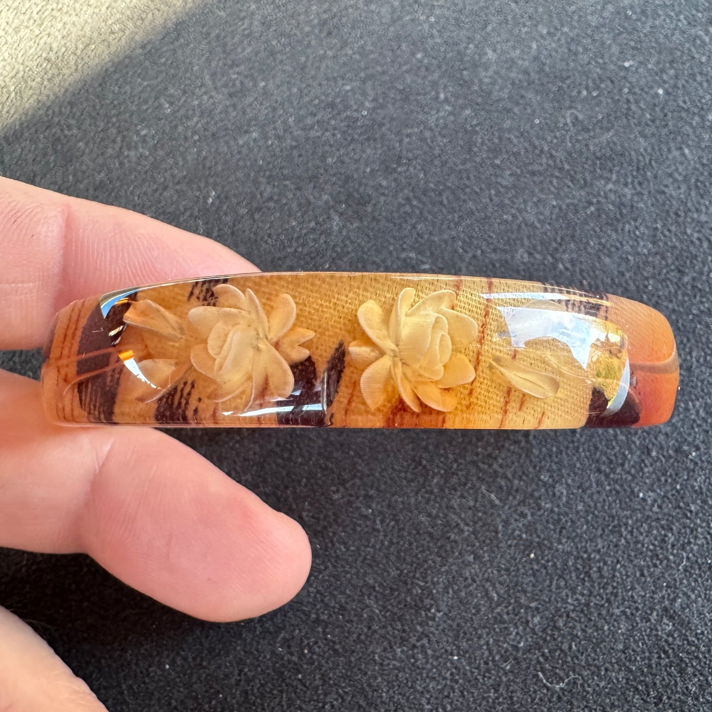 Bracelet ancien en lucite gravée - motif floral